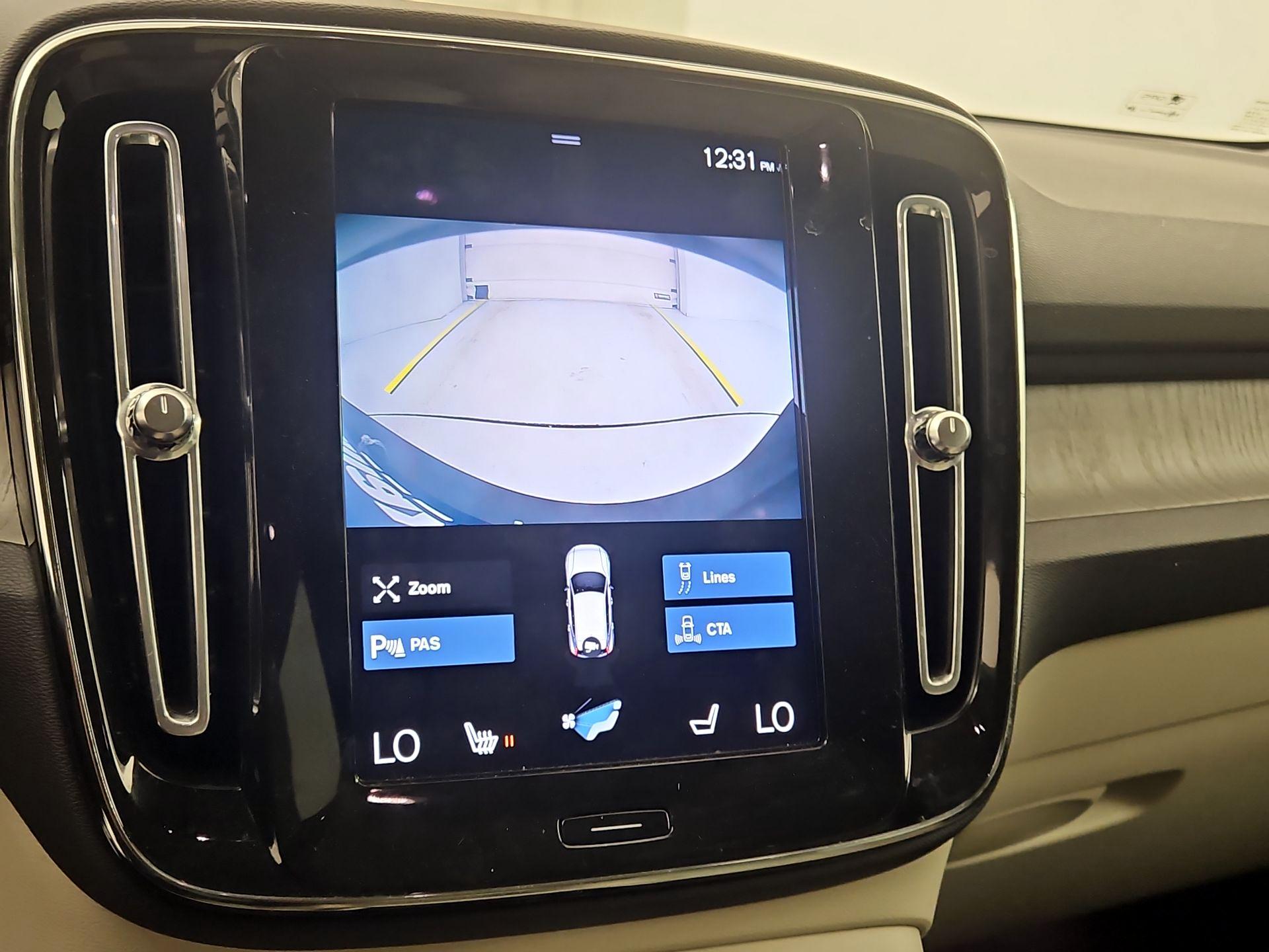 Thumbnail: 2022 Volvo XC40 - 15