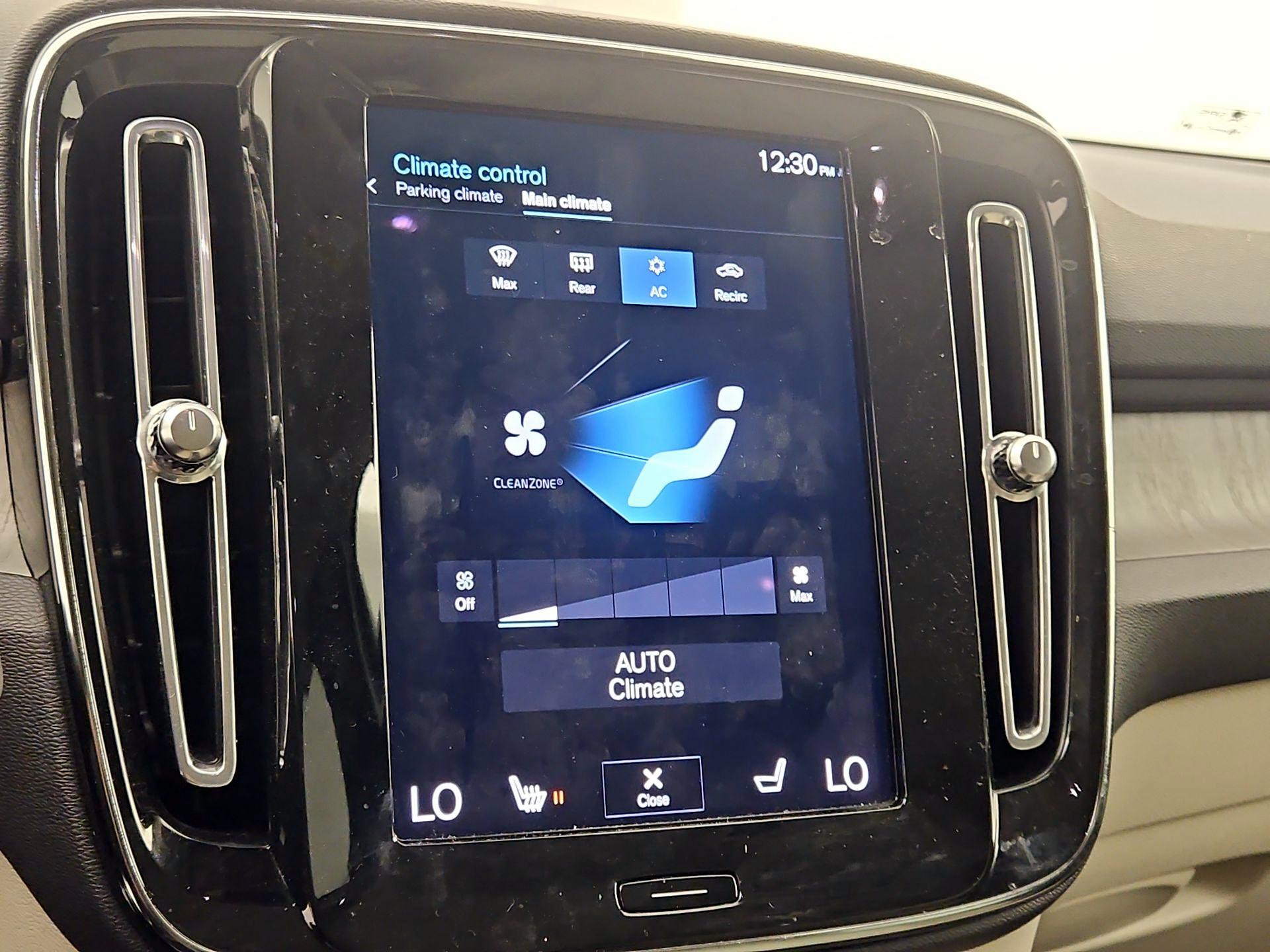 Thumbnail: 2022 Volvo XC40 - 17