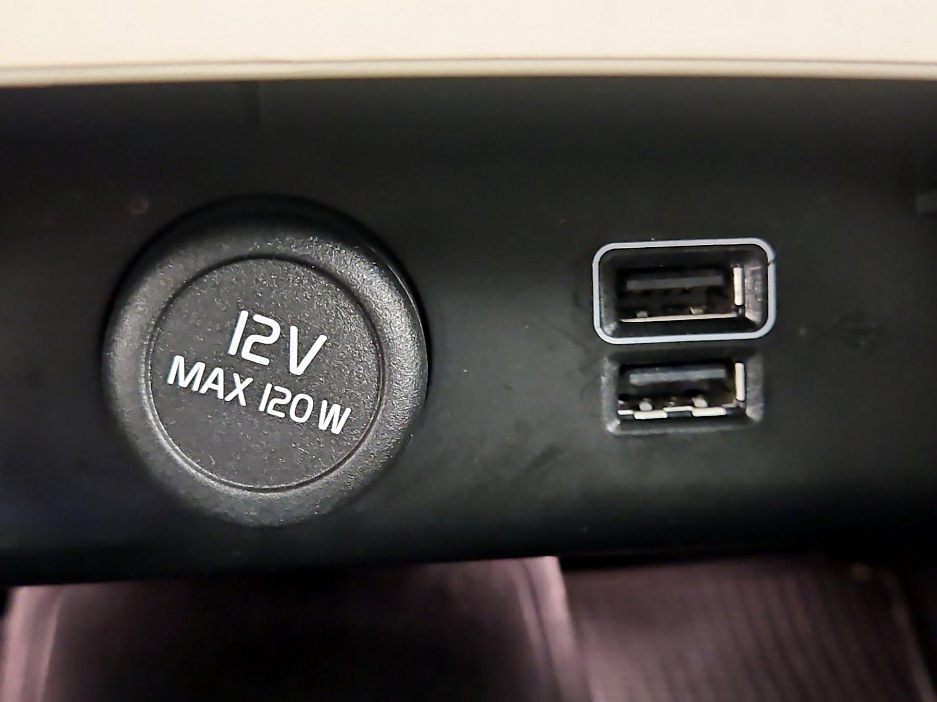 Thumbnail: 2022 Volvo XC40 - 19