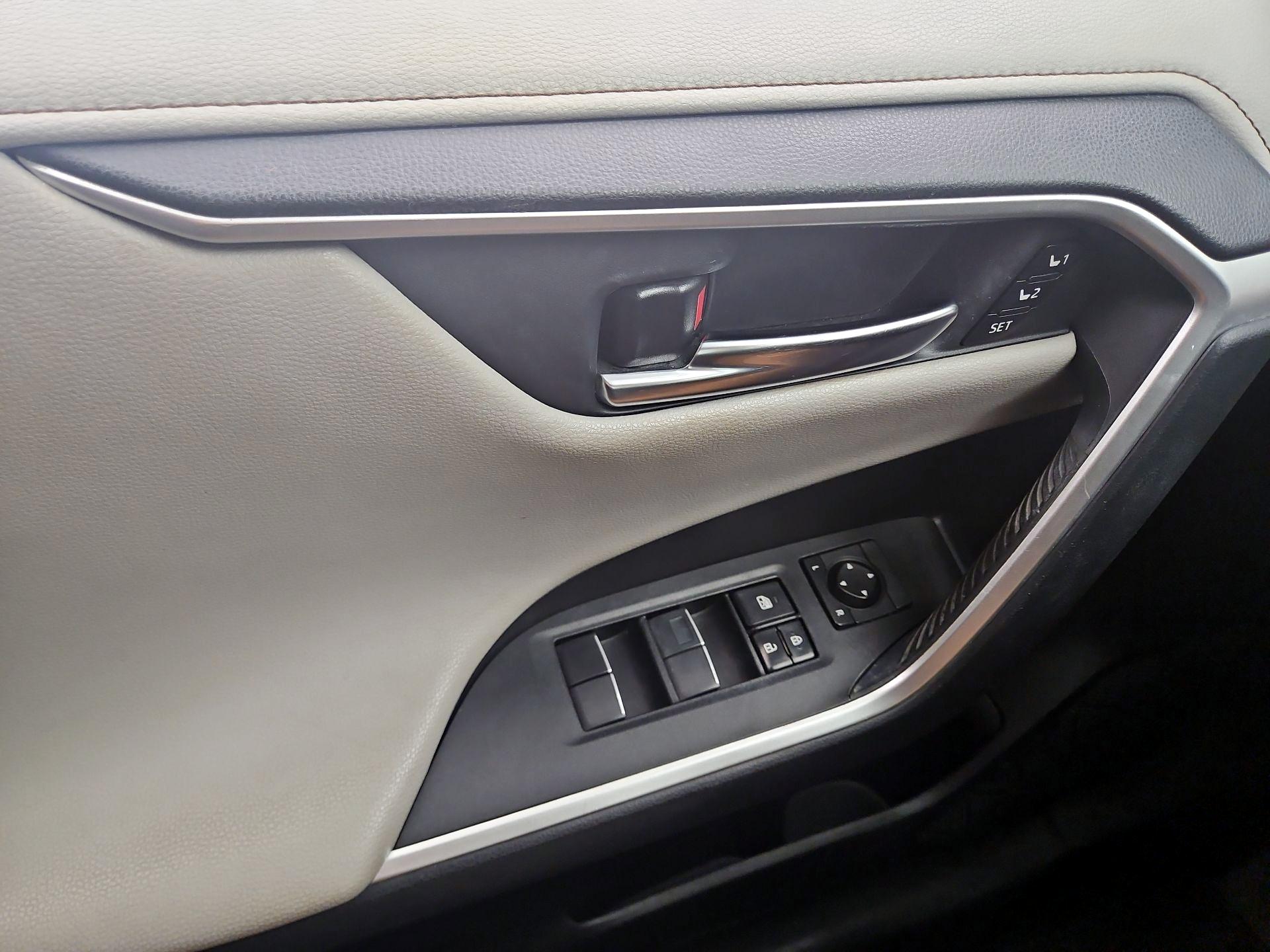 Thumbnail: 2019 Toyota RAV4 - 12