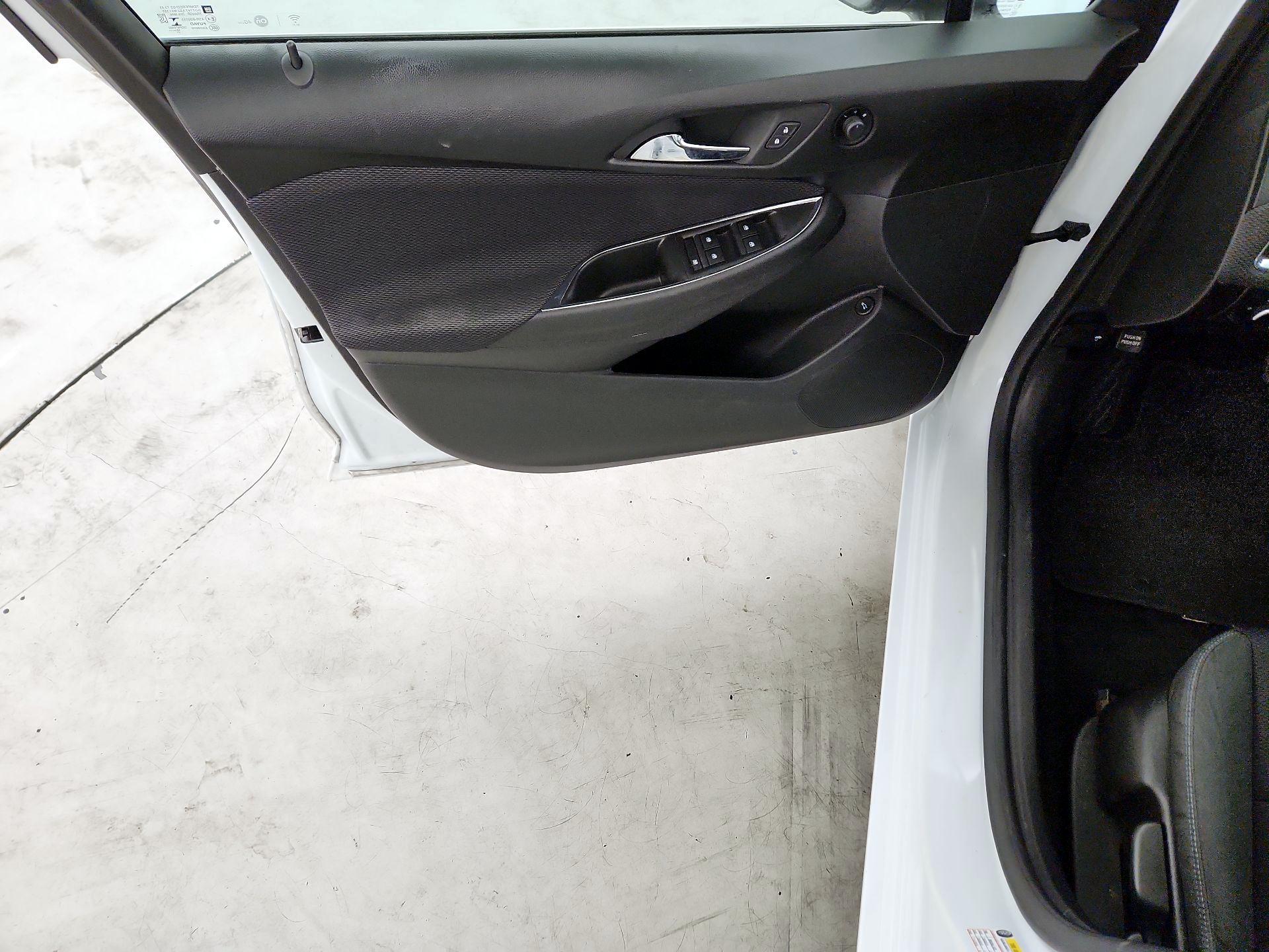 Thumbnail: 2017 Chevrolet Cruze - 12