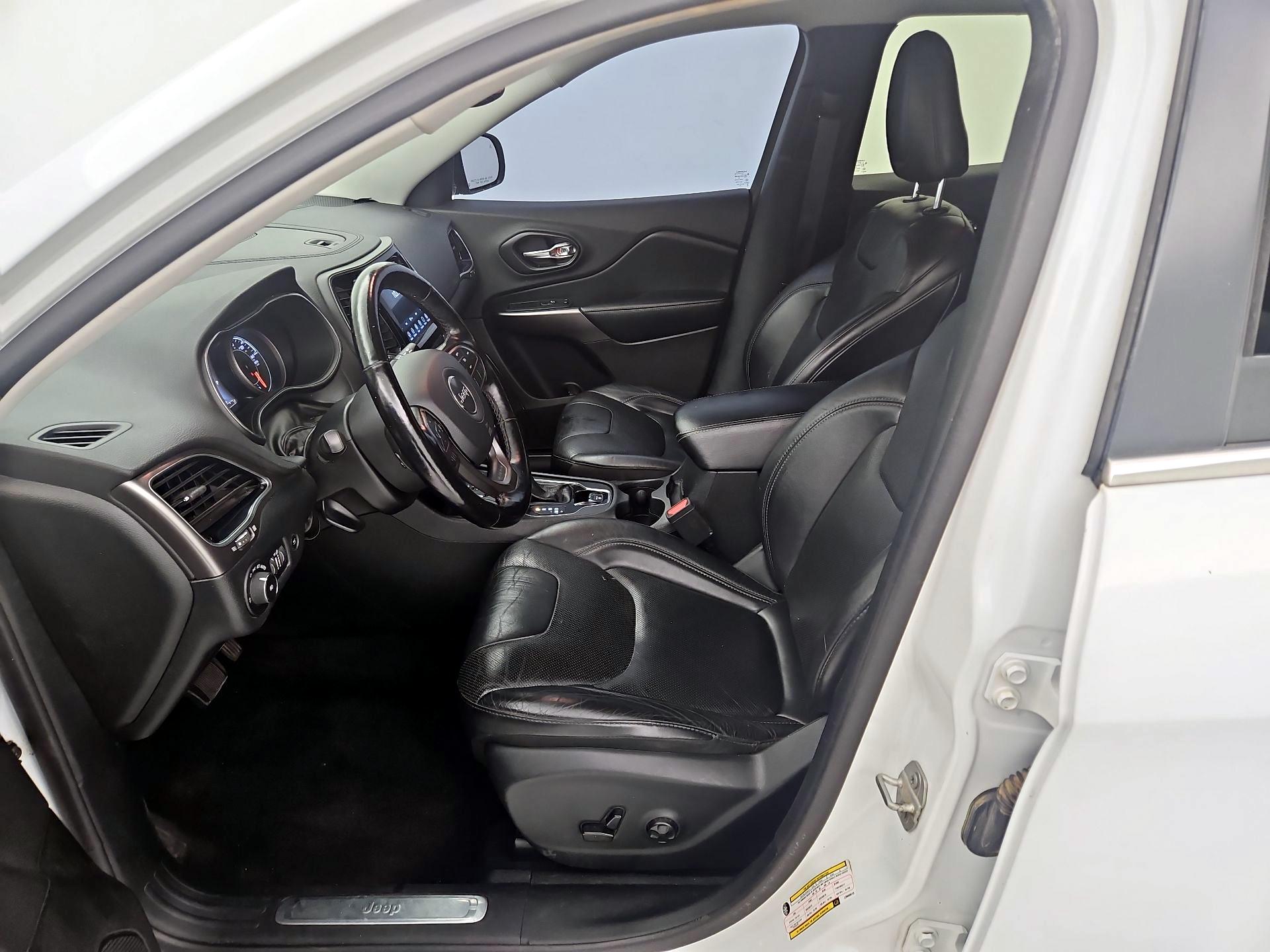 Thumbnail: 2020 Jeep Cherokee - 11