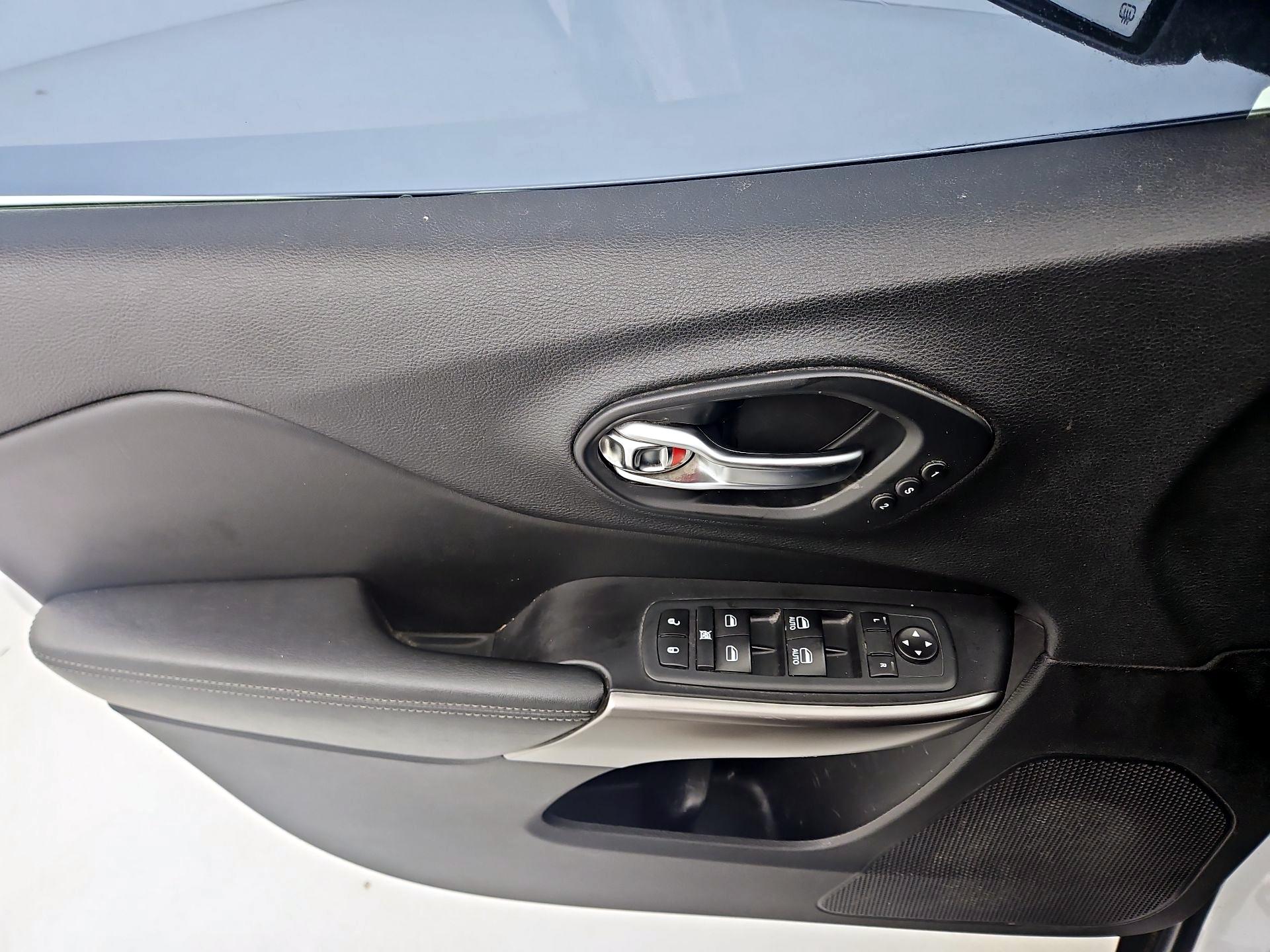 Thumbnail: 2020 Jeep Cherokee - 12