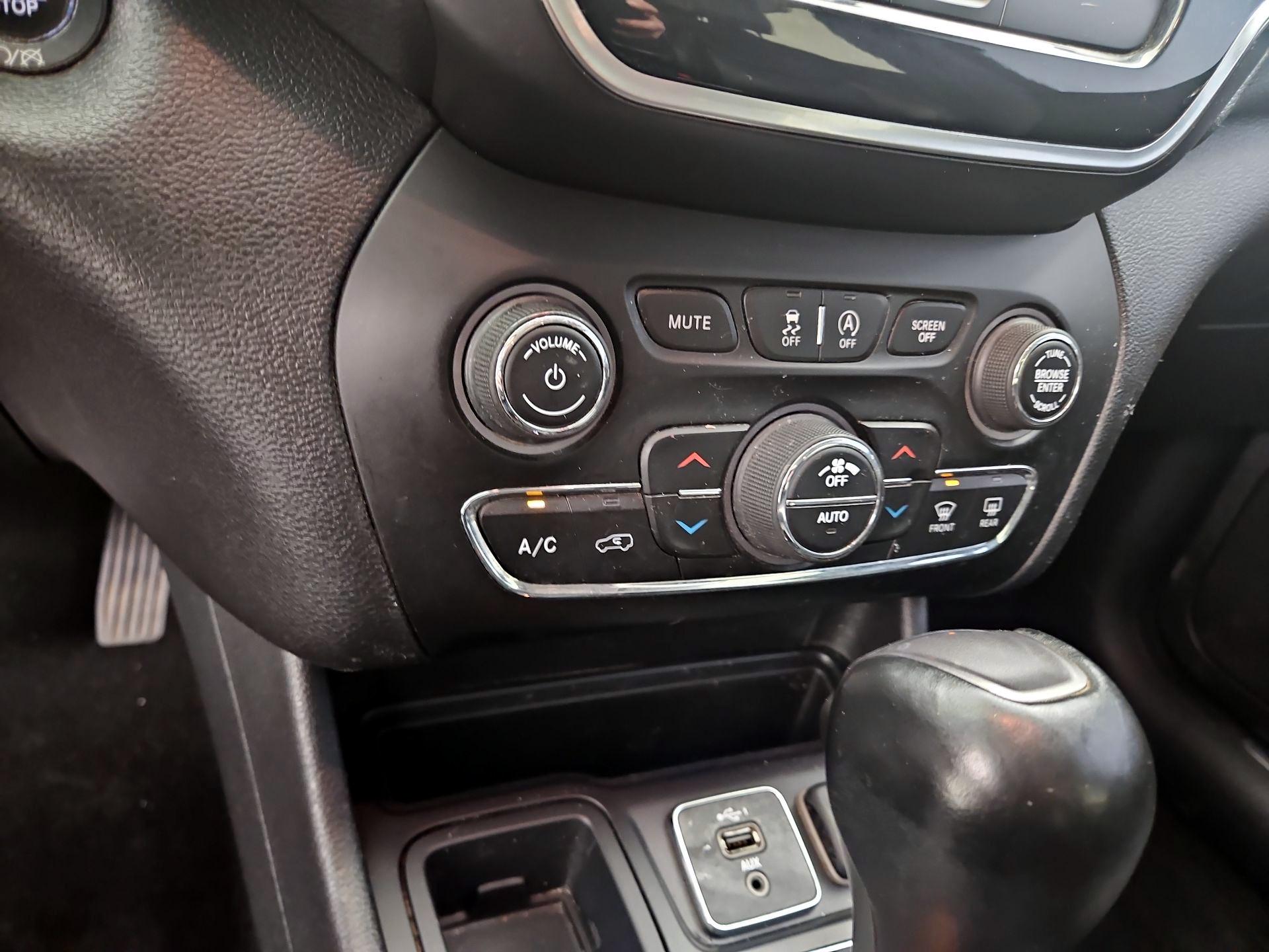 Thumbnail: 2020 Jeep Cherokee - 16