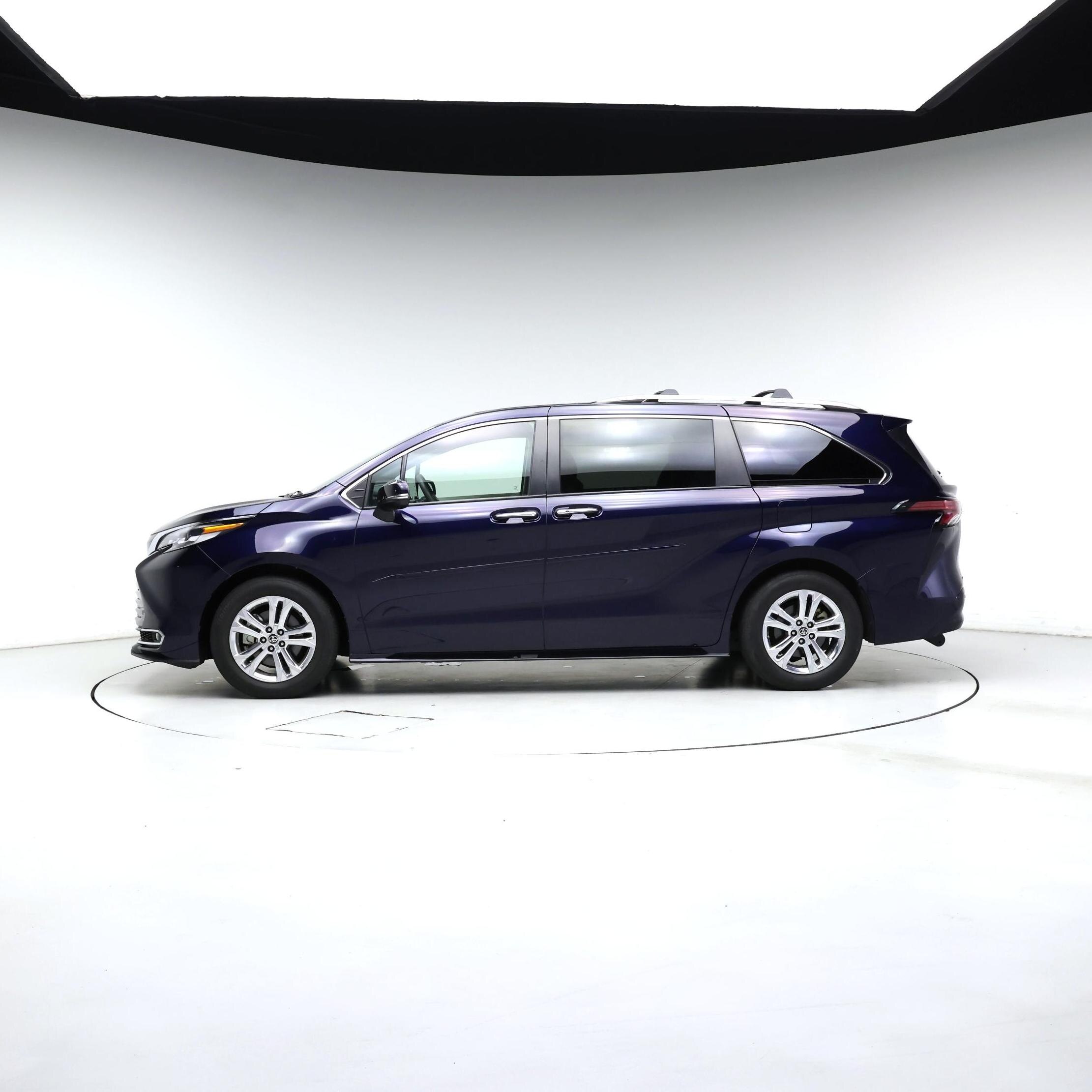 Thumbnail: 2022 Toyota Sienna - 3