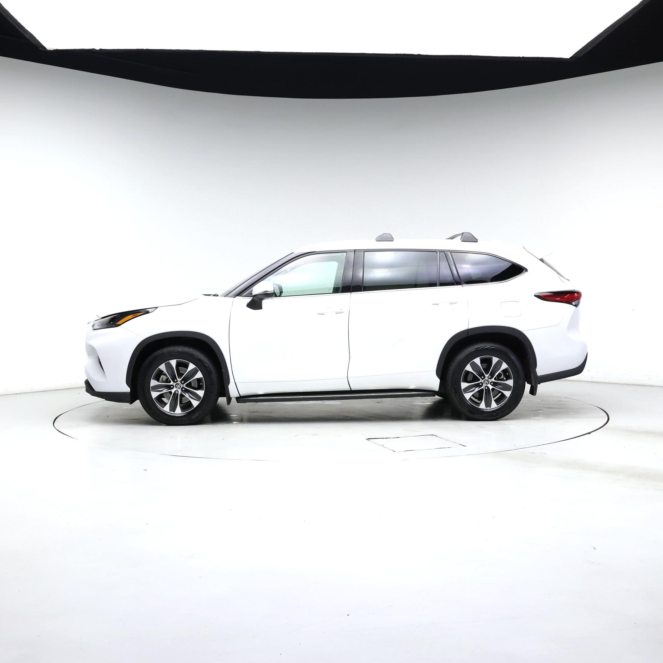 Thumbnail: 2022 Toyota Highlander - 3