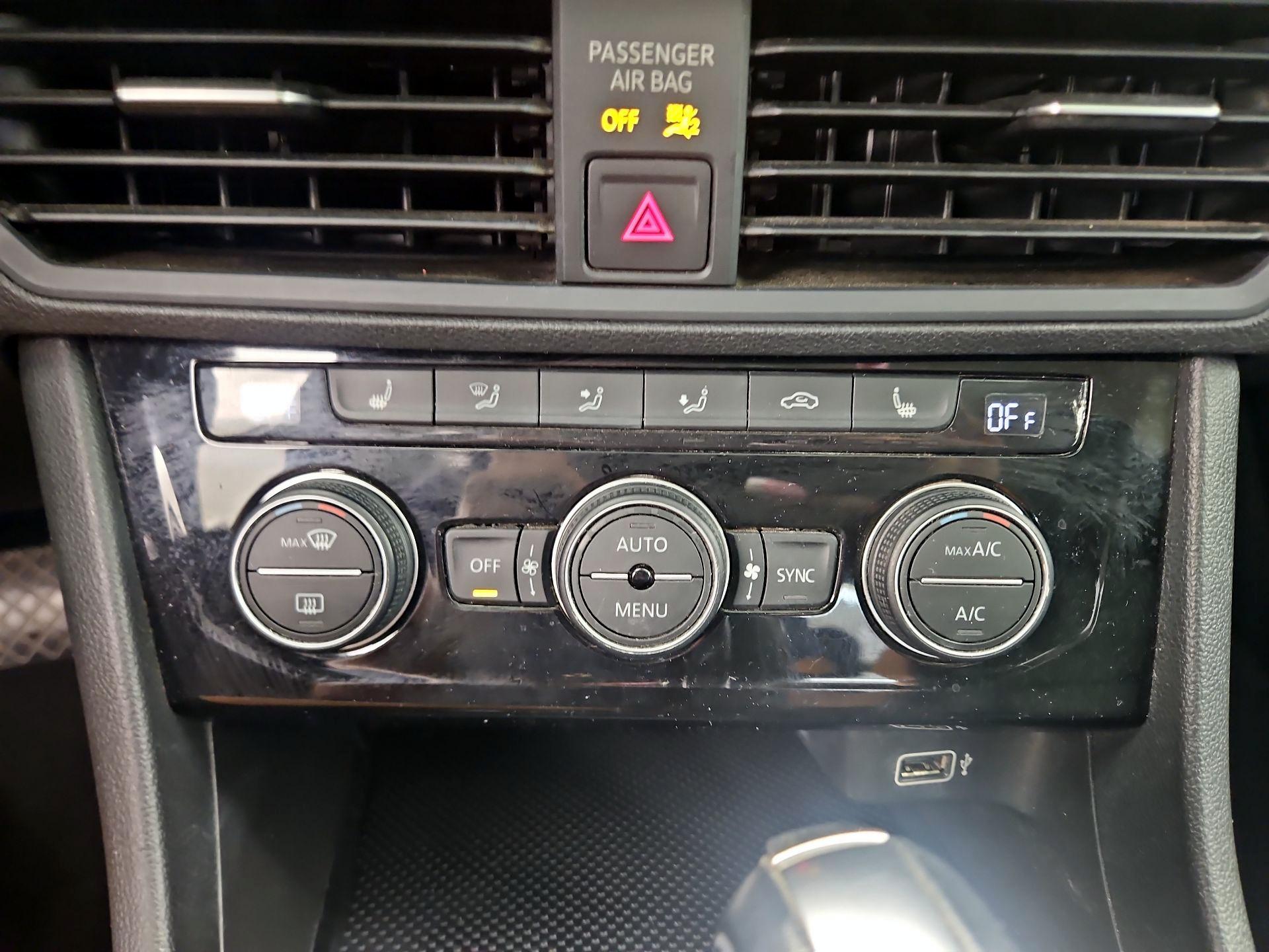 Thumbnail: 2019 Volkswagen Jetta - 16