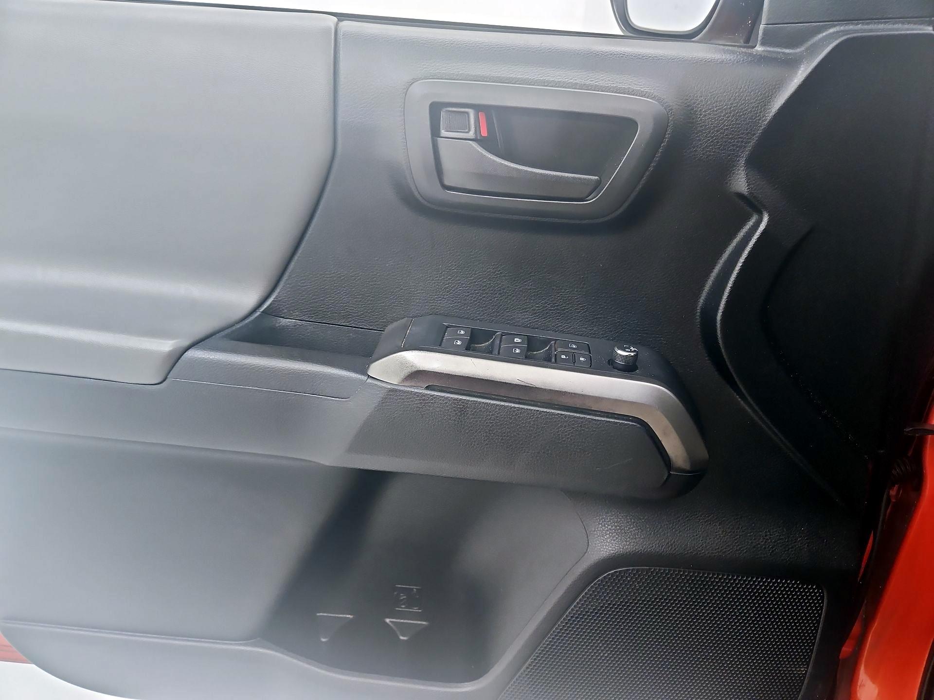 Thumbnail: 2016 Toyota Tacoma - 12