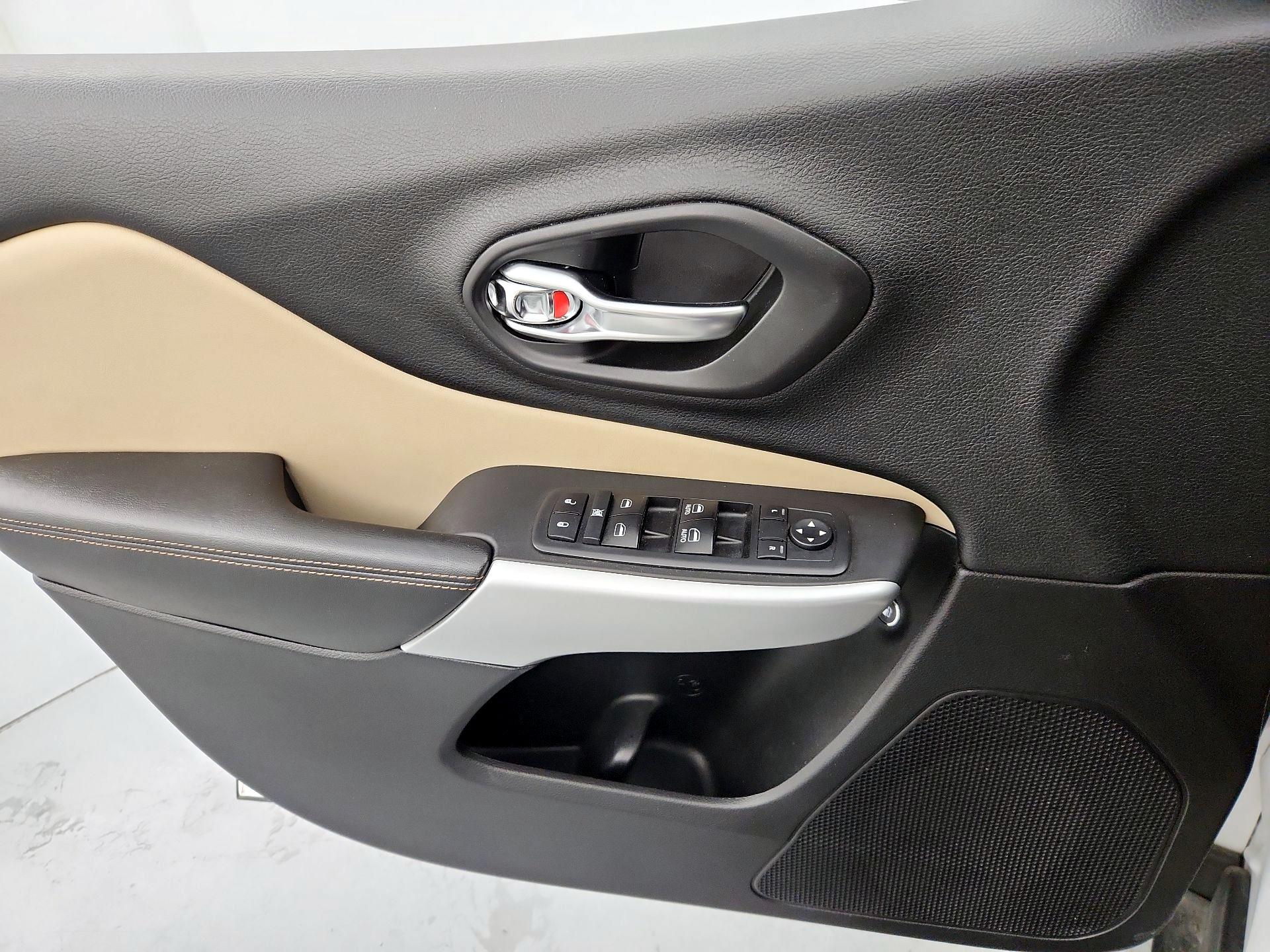 Thumbnail: 2018 Jeep Cherokee - 12