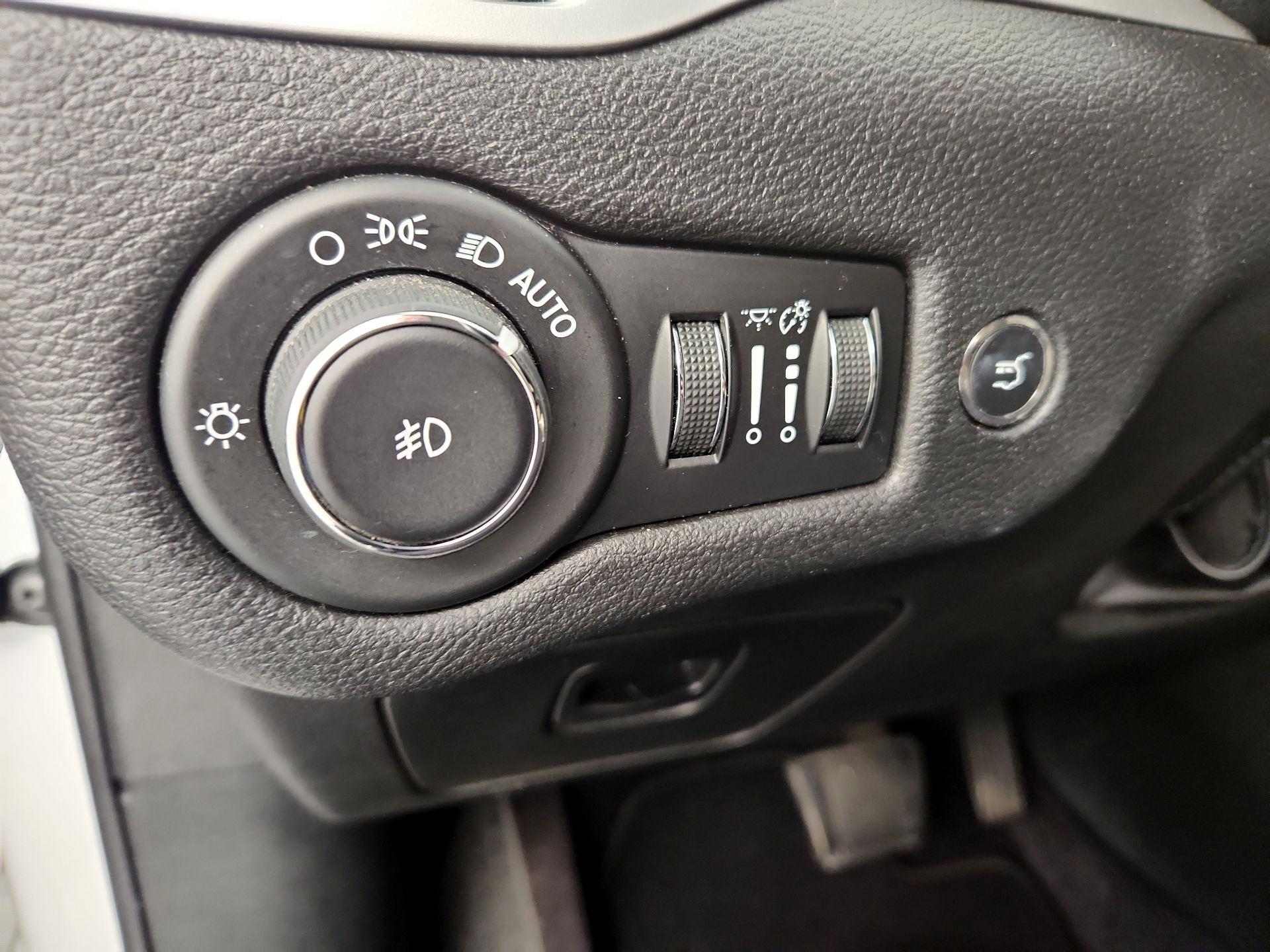 Thumbnail: 2018 Jeep Cherokee - 13