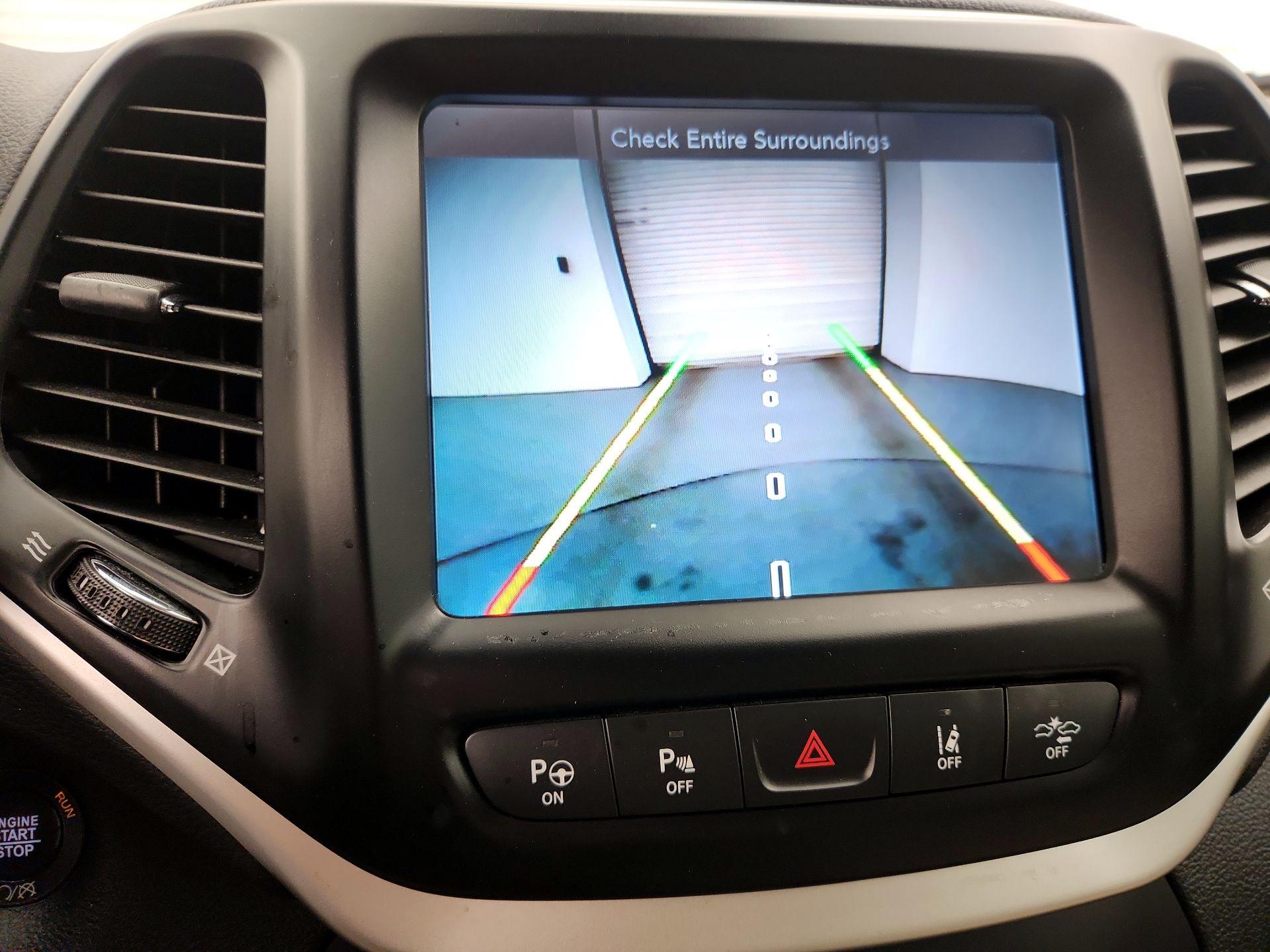 Thumbnail: 2018 Jeep Cherokee - 14