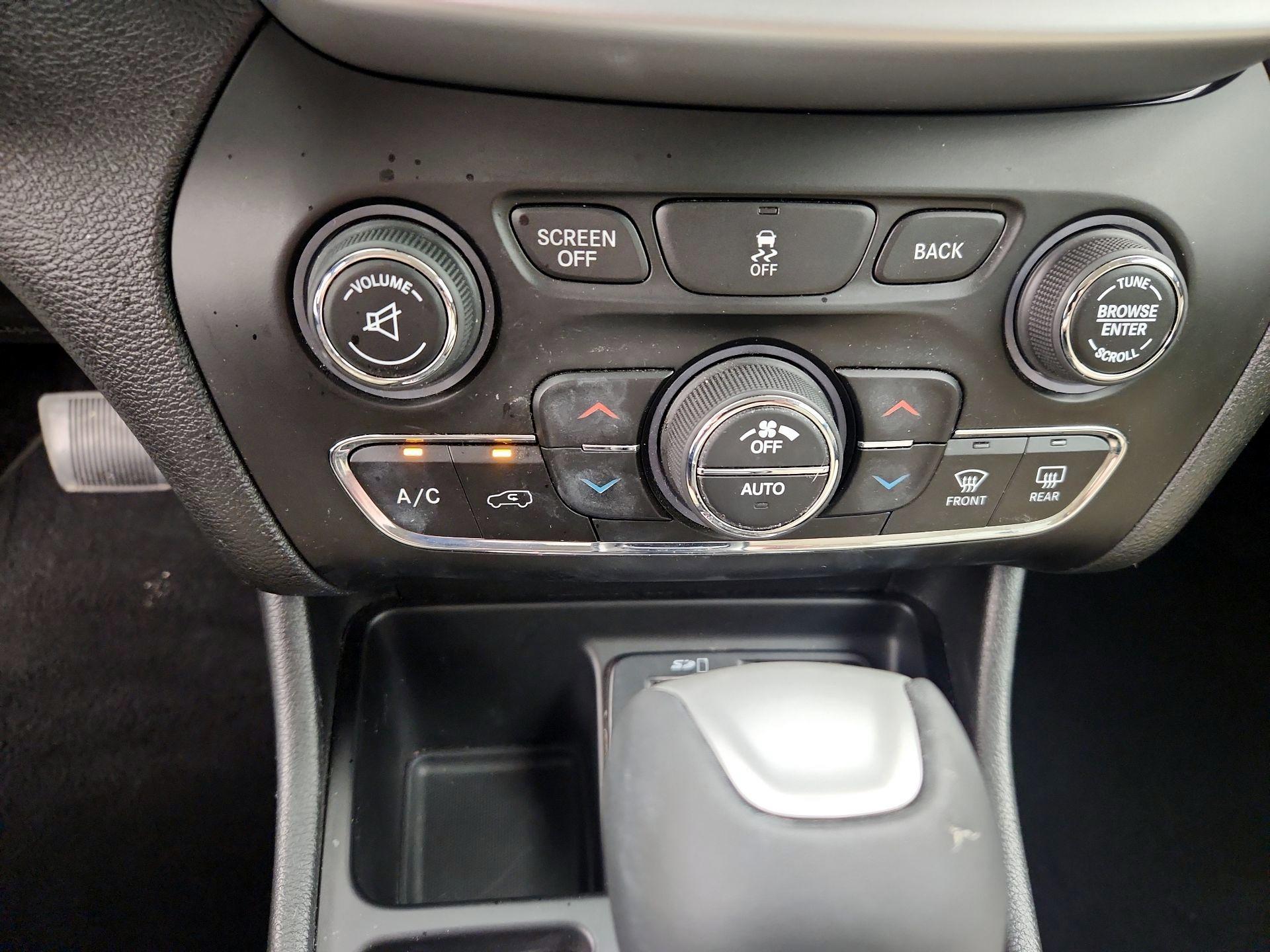 Thumbnail: 2018 Jeep Cherokee - 16