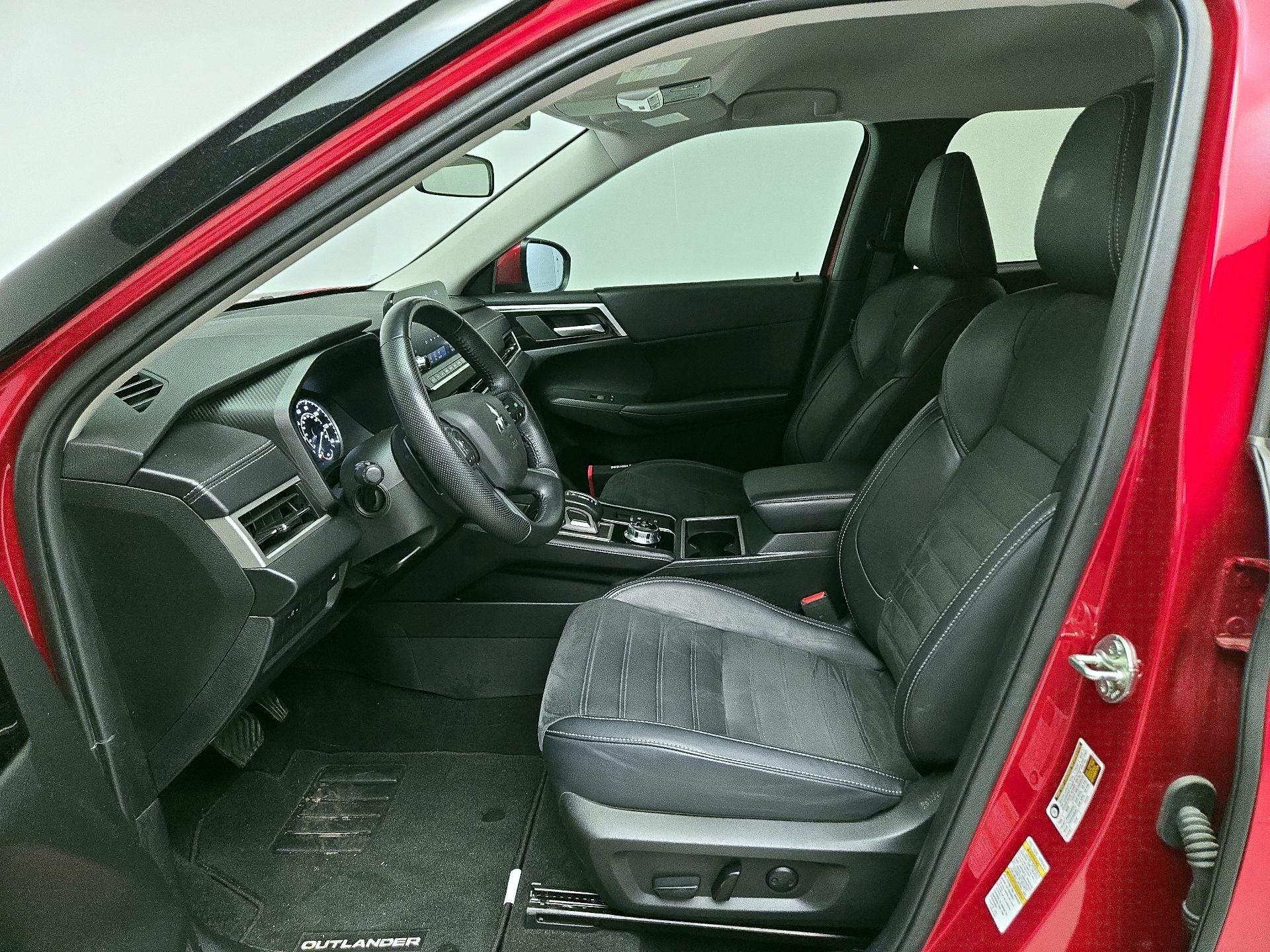 Thumbnail: 2024 Mitsubishi Outlander - 11