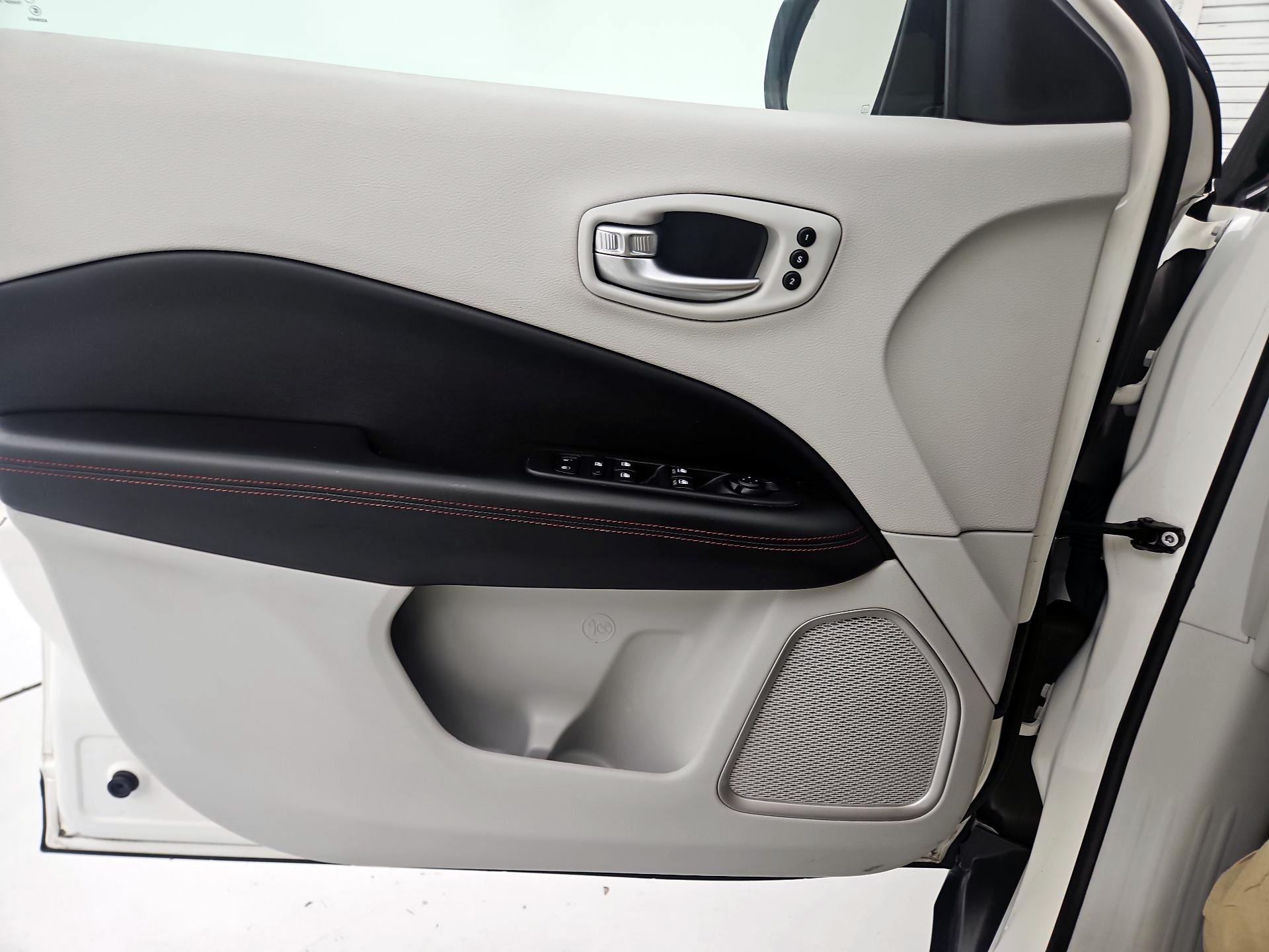 Thumbnail: 2021 Jeep Compass - 10