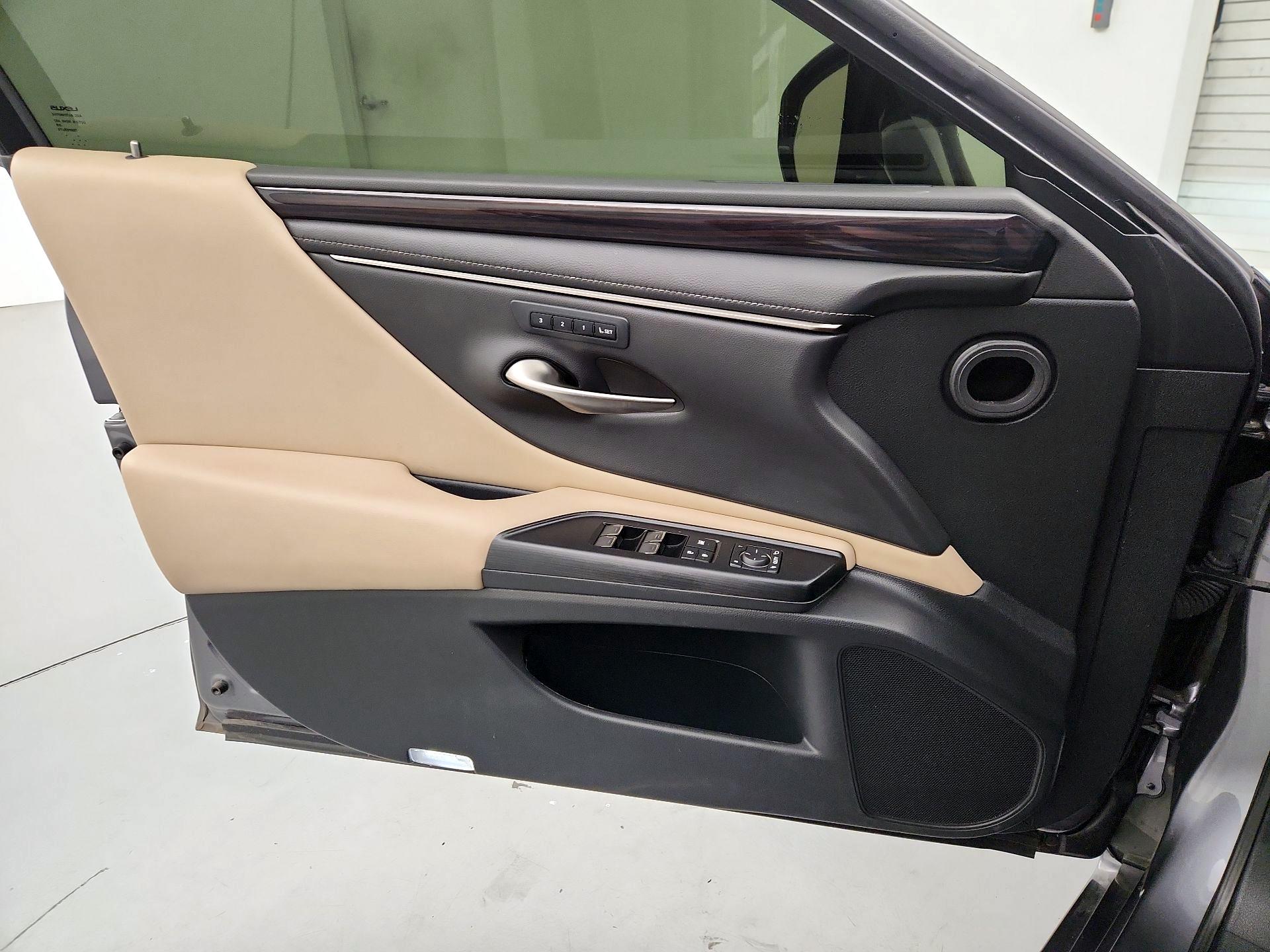 Thumbnail: 2021 Lexus ES - 12