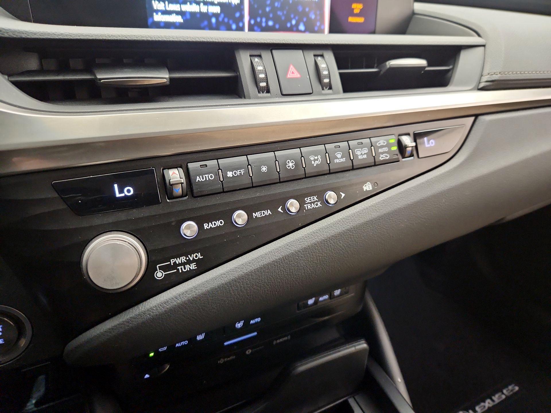 Thumbnail: 2021 Lexus ES - 16