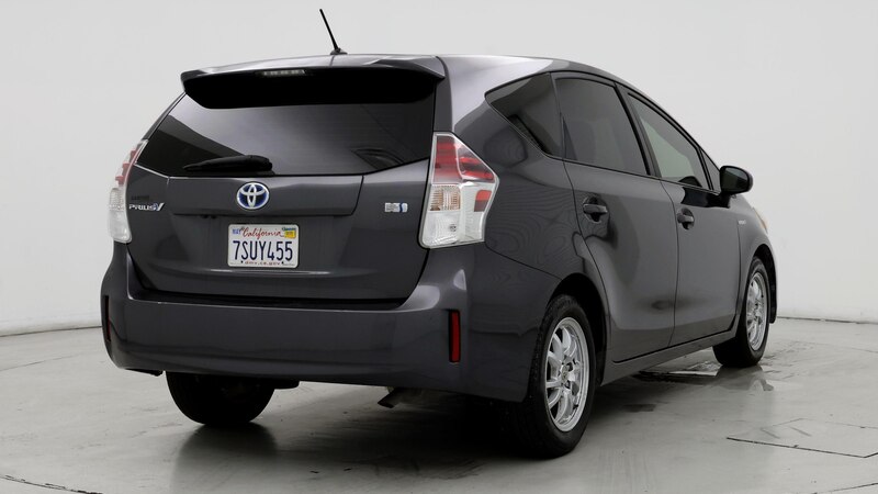 2016 Toyota Prius v Two 8