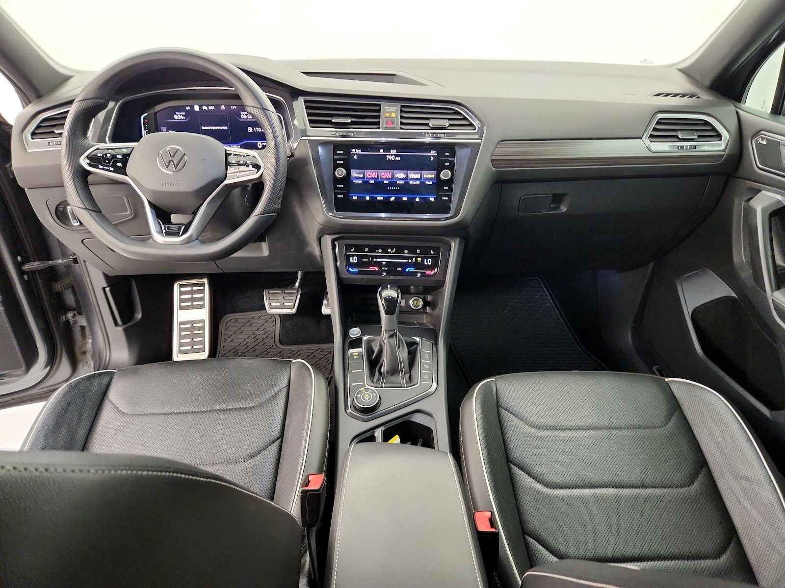 Image 10 of 2022 Volkswagen Tiguan SEL R-Line