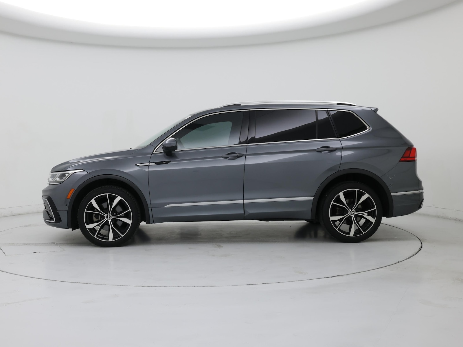Image 4 of 2022 Volkswagen Tiguan SEL R-Line