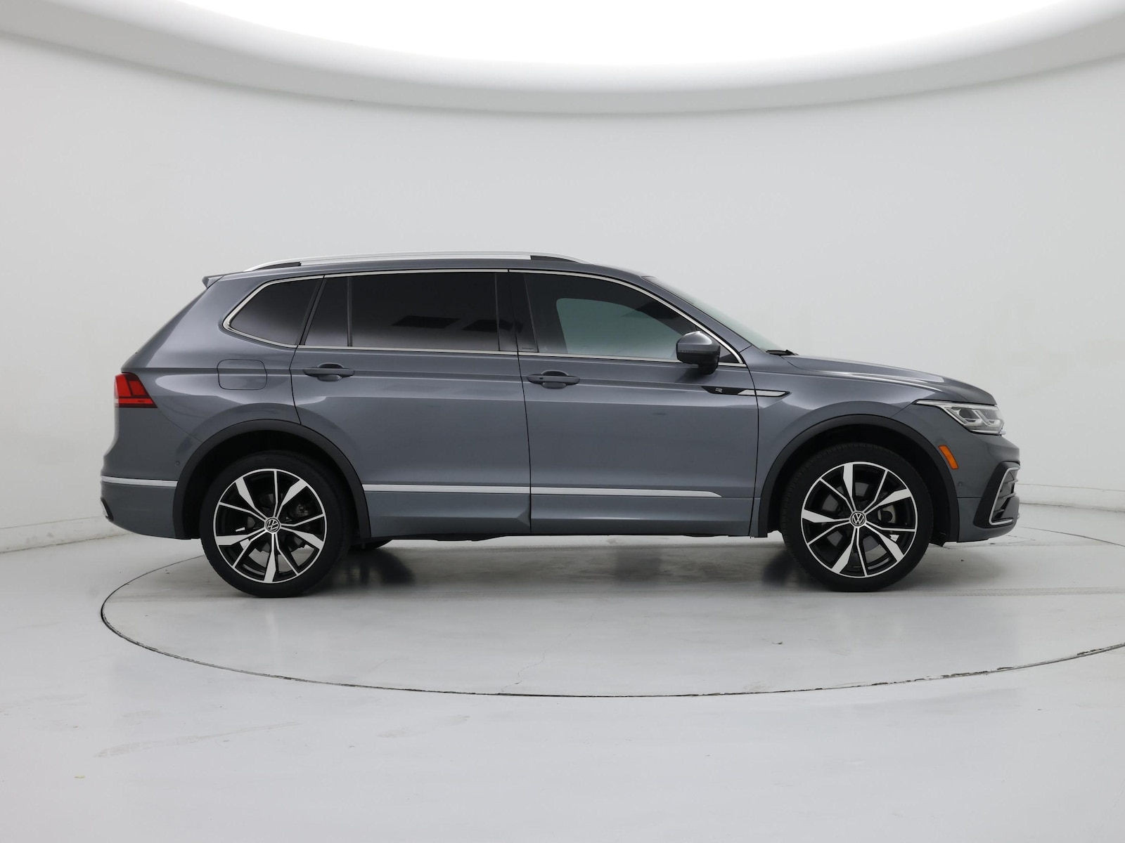 Image 8 of 2022 Volkswagen Tiguan SEL R-Line