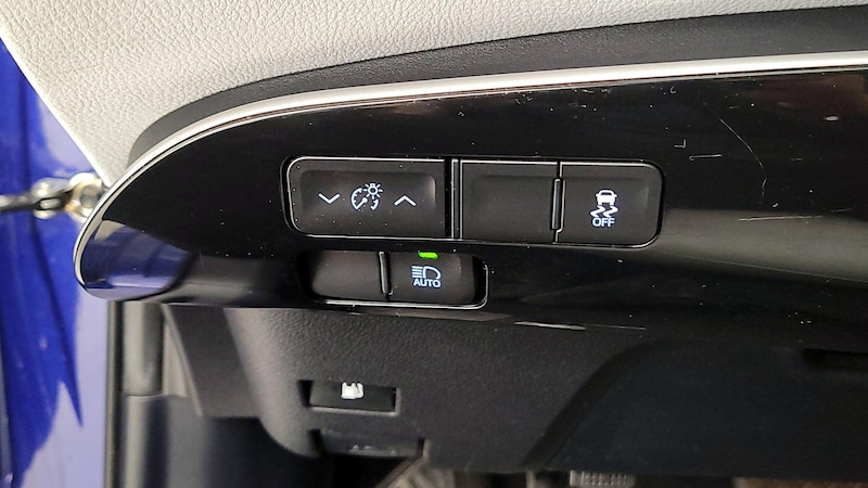 2016 Toyota Prius Three Touring 13