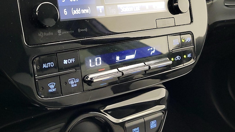 2016 Toyota Prius Three Touring 16