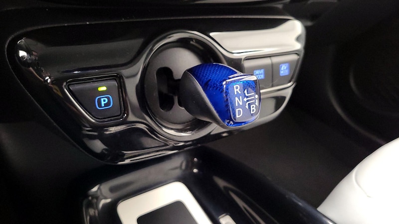 2016 Toyota Prius Three Touring 17