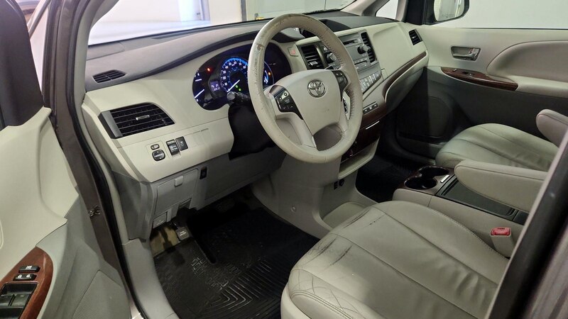 2014 Toyota Sienna XLE 11