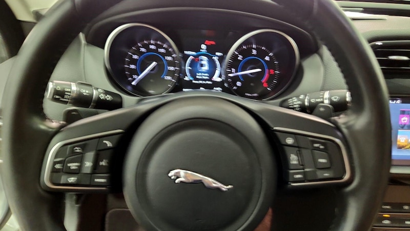 2017 Jaguar XE  10