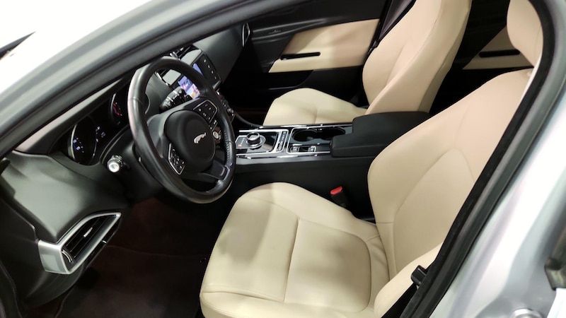 2017 Jaguar XE  11