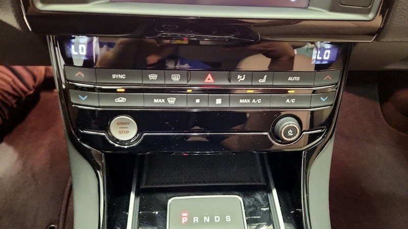2017 Jaguar XE  15