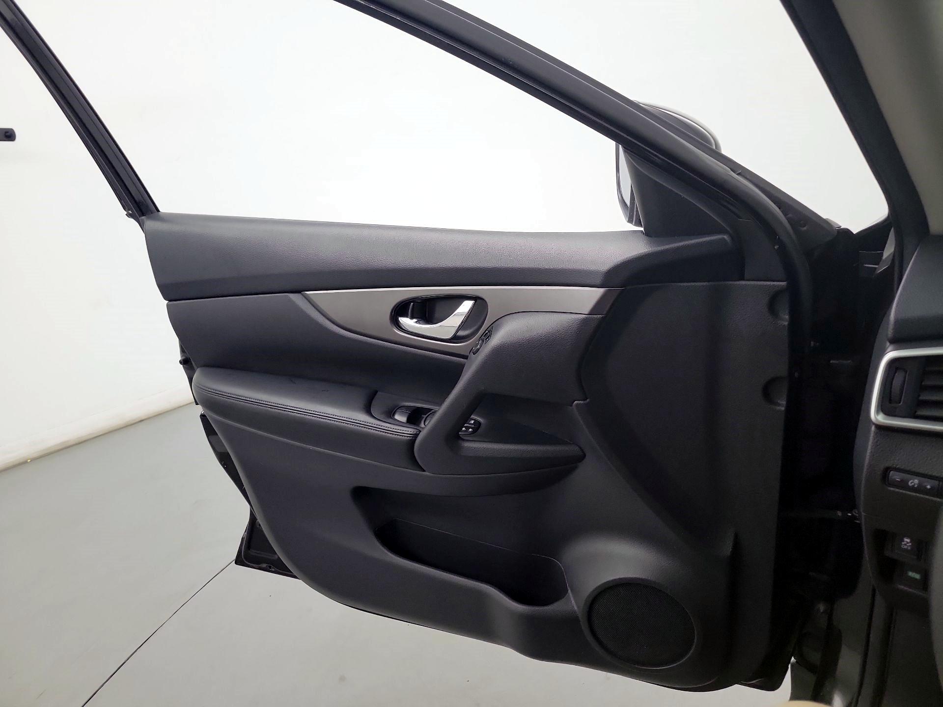 Thumbnail: 2015 Nissan Rogue - 10
