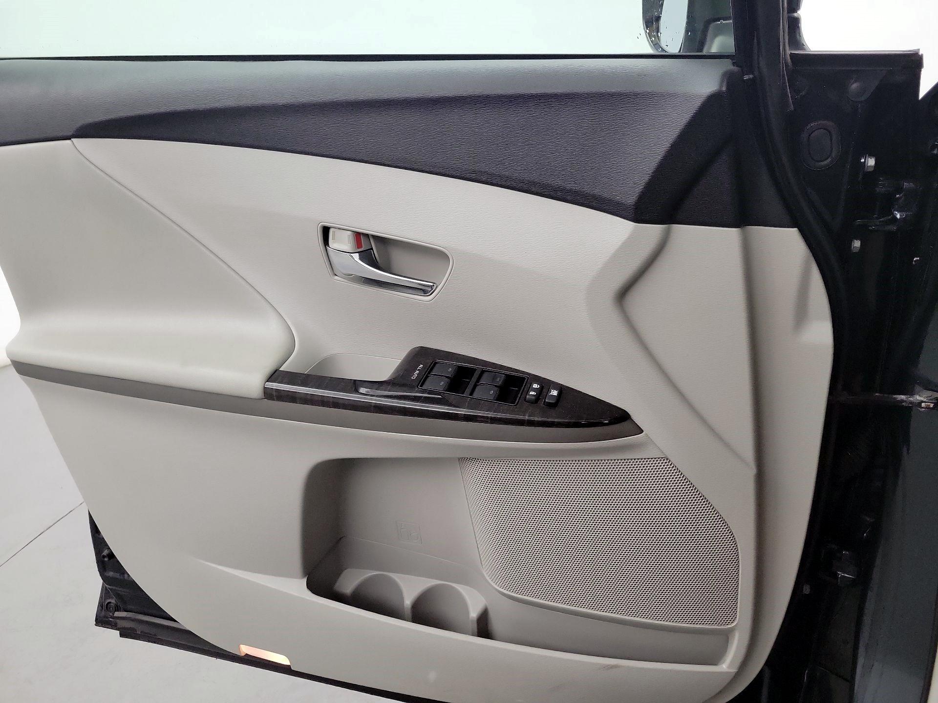 Thumbnail: 2013 Toyota Venza - 10