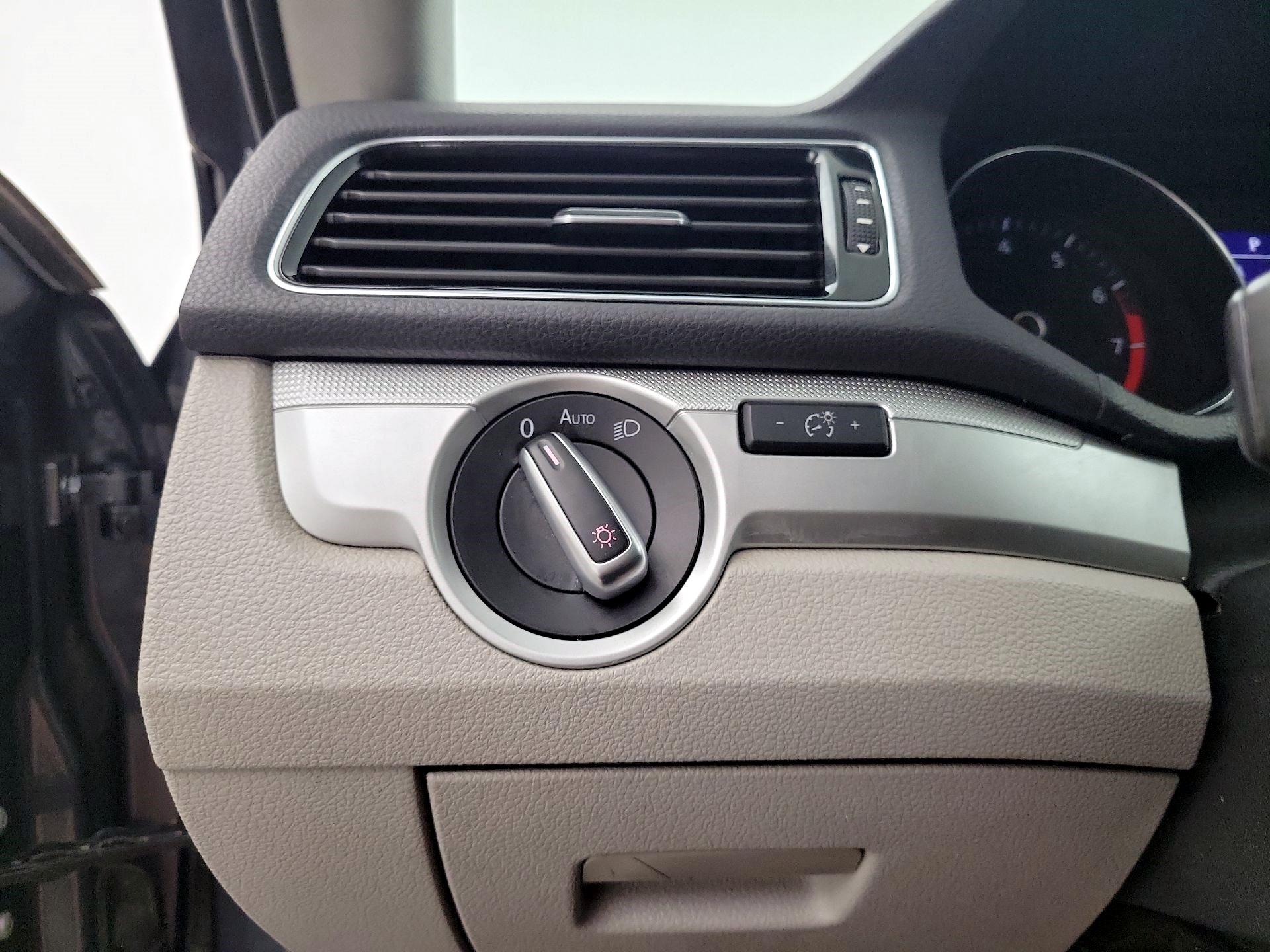 Thumbnail: 2016 Volkswagen Passat - 11