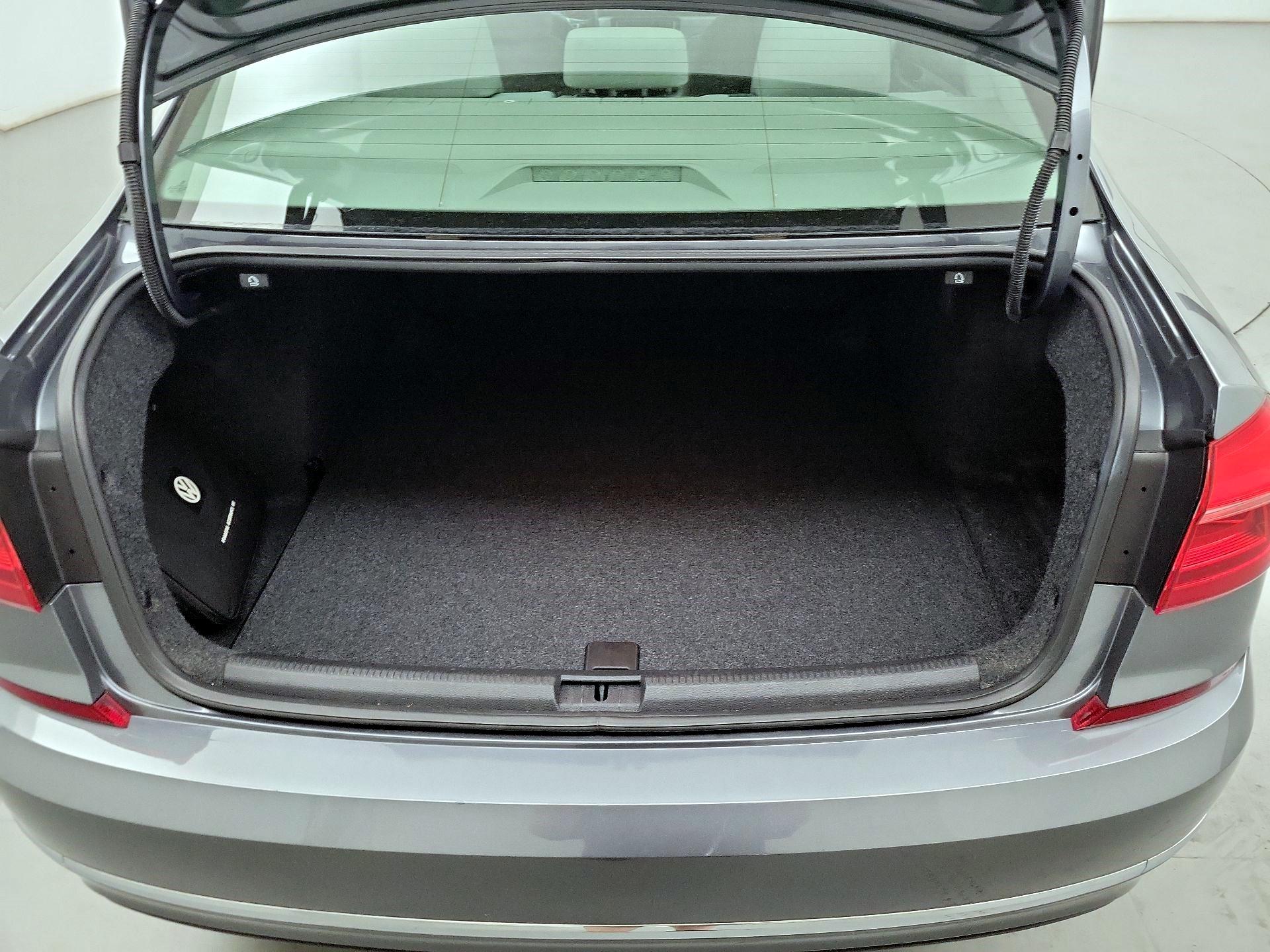 Thumbnail: 2016 Volkswagen Passat - 17