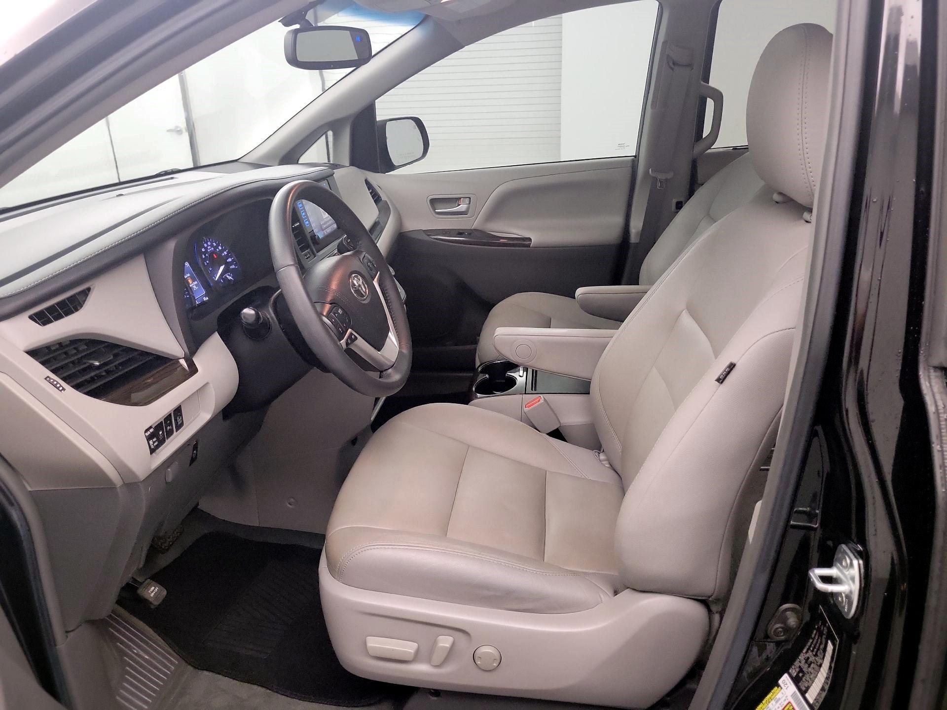 Thumbnail: 2017 Toyota Sienna - 9