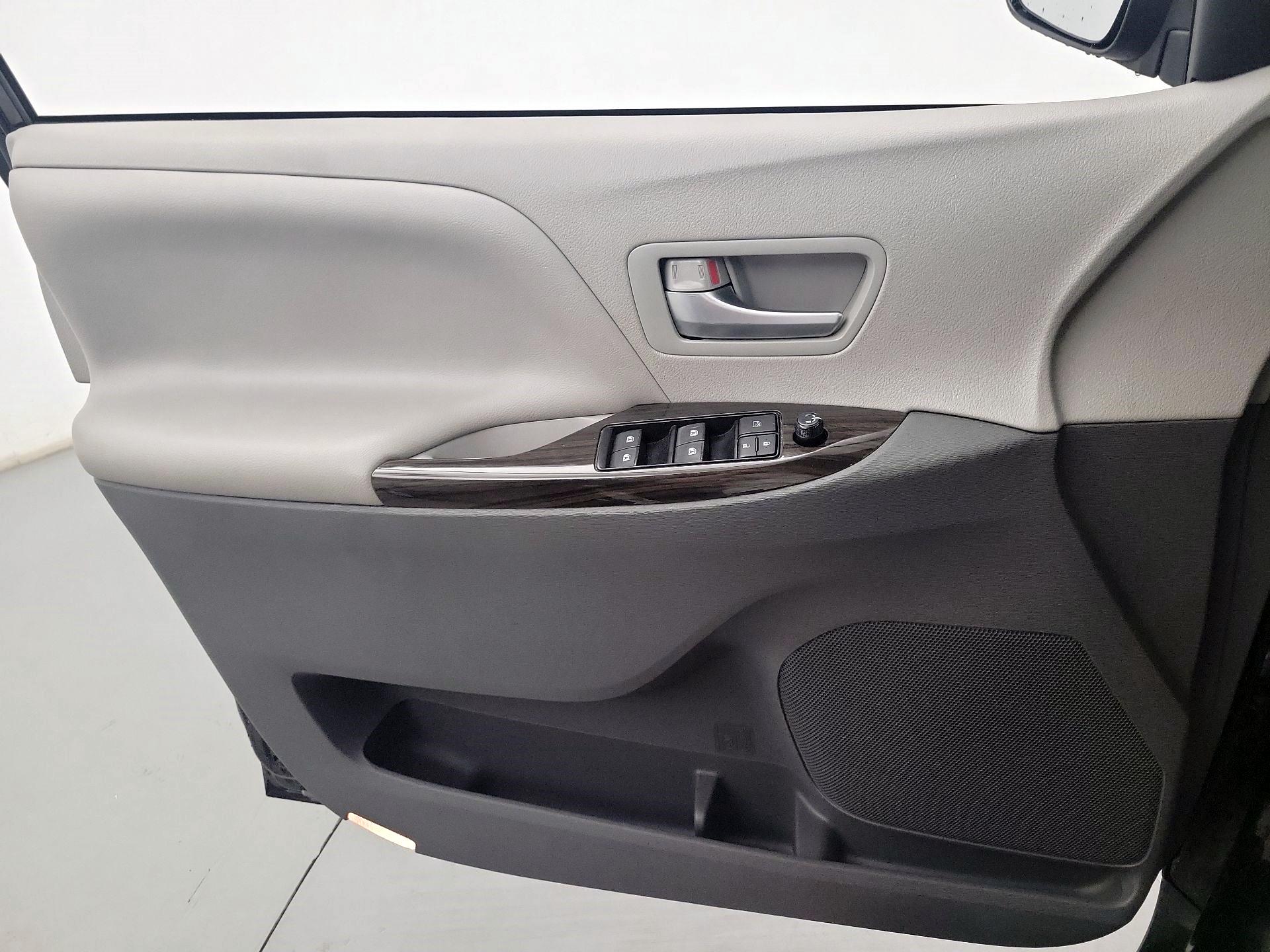 Thumbnail: 2017 Toyota Sienna - 10