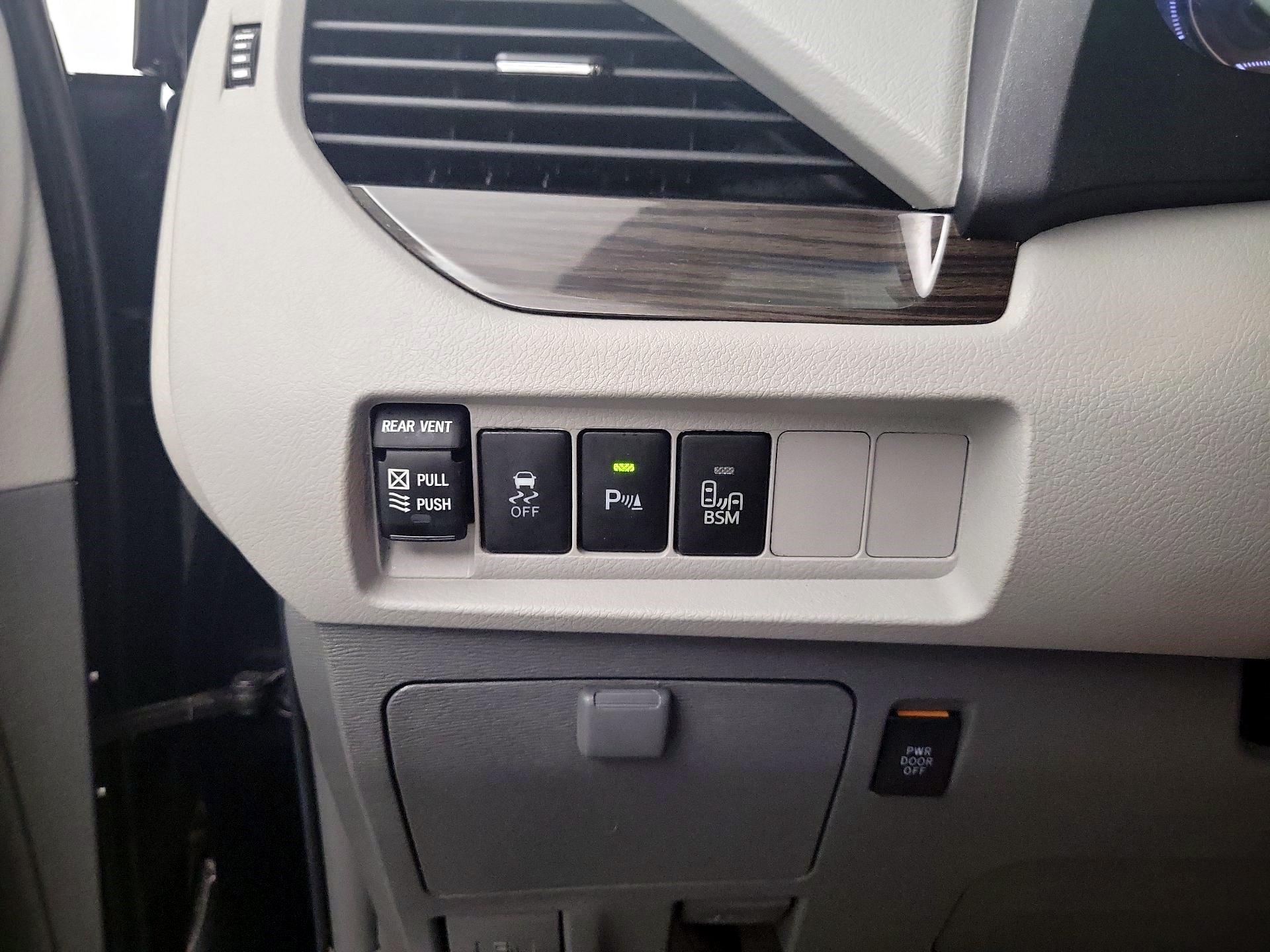 Thumbnail: 2017 Toyota Sienna - 11