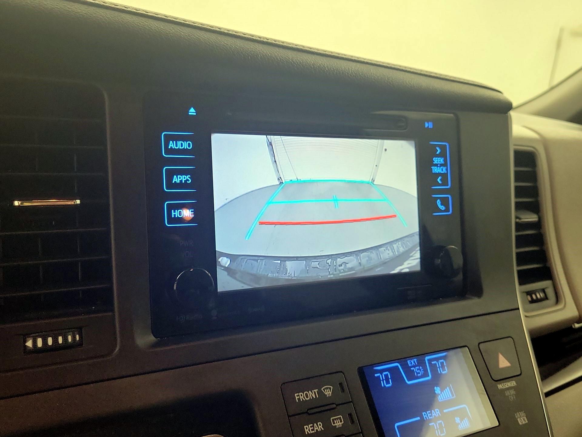 Thumbnail: 2017 Toyota Sienna - 12
