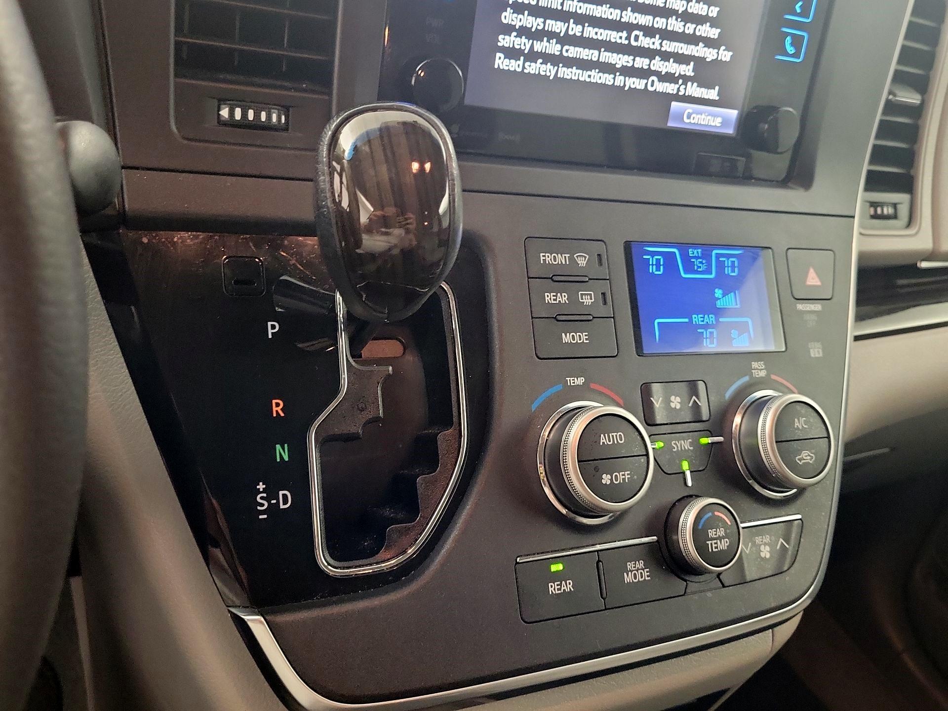 Thumbnail: 2017 Toyota Sienna - 15