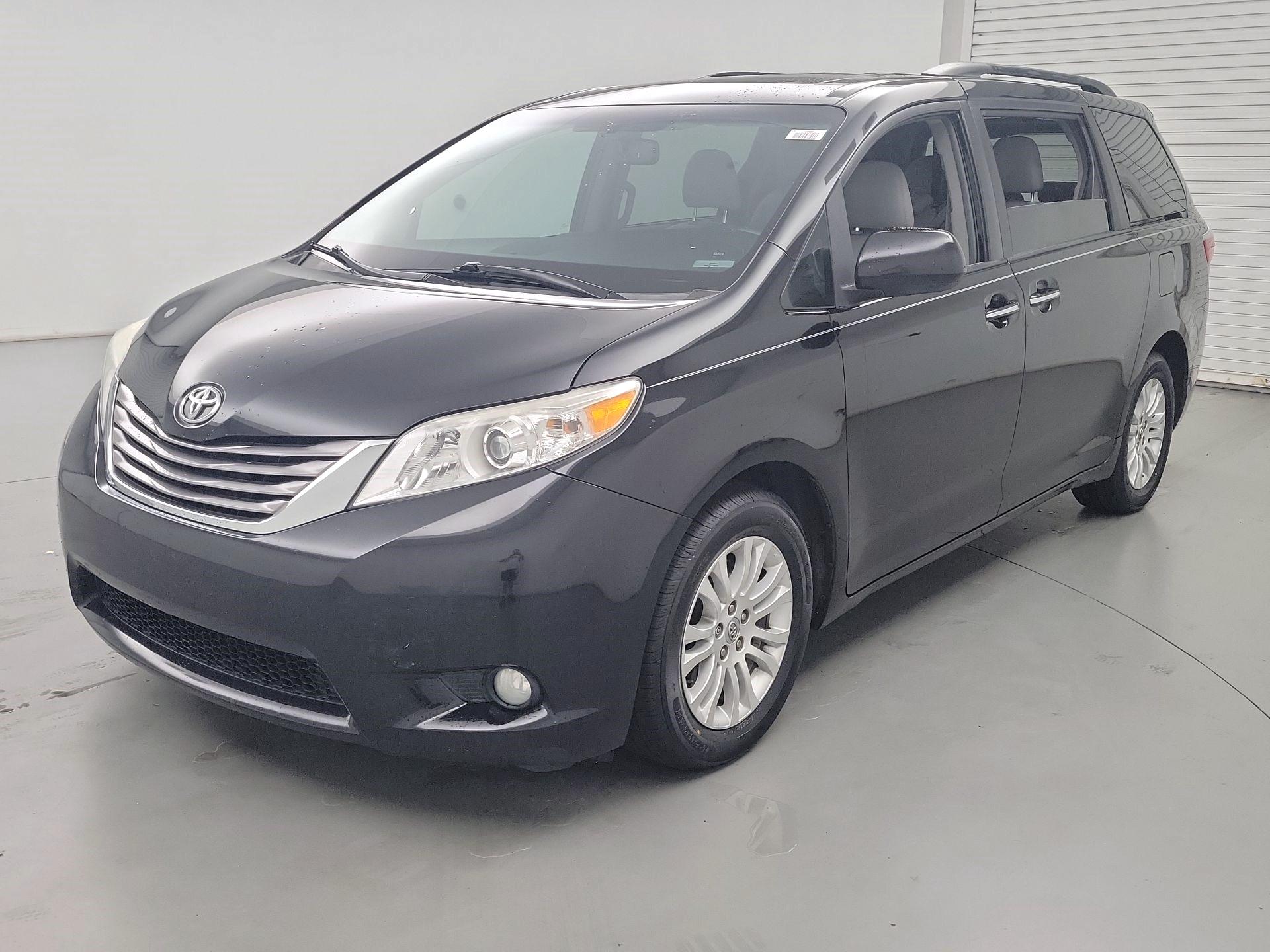 Thumbnail: 2017 Toyota Sienna - 3