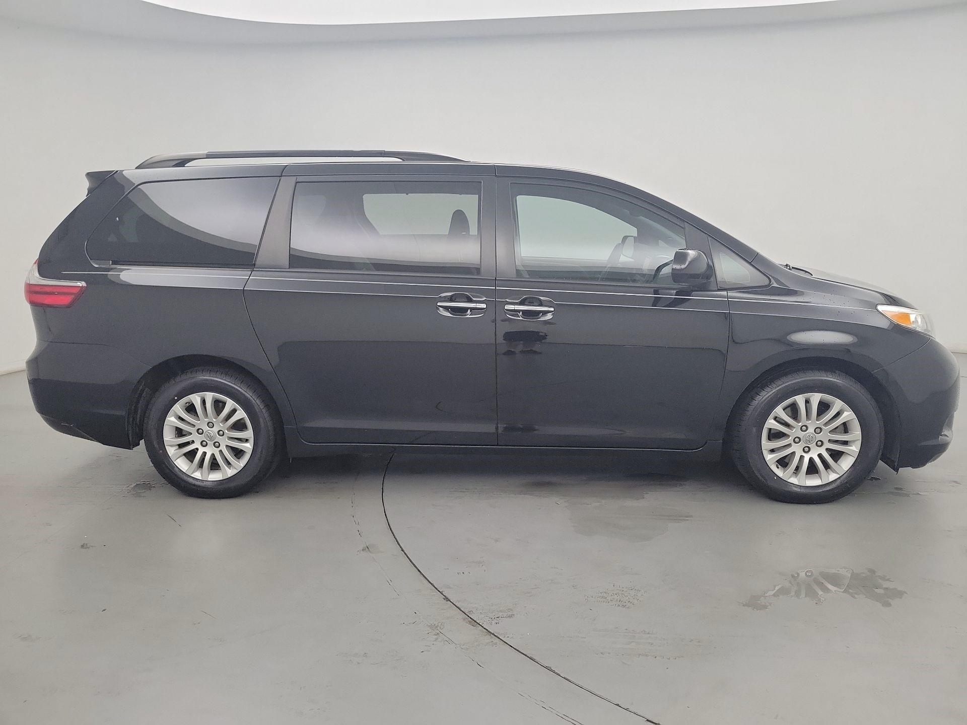 Thumbnail: 2017 Toyota Sienna - 4