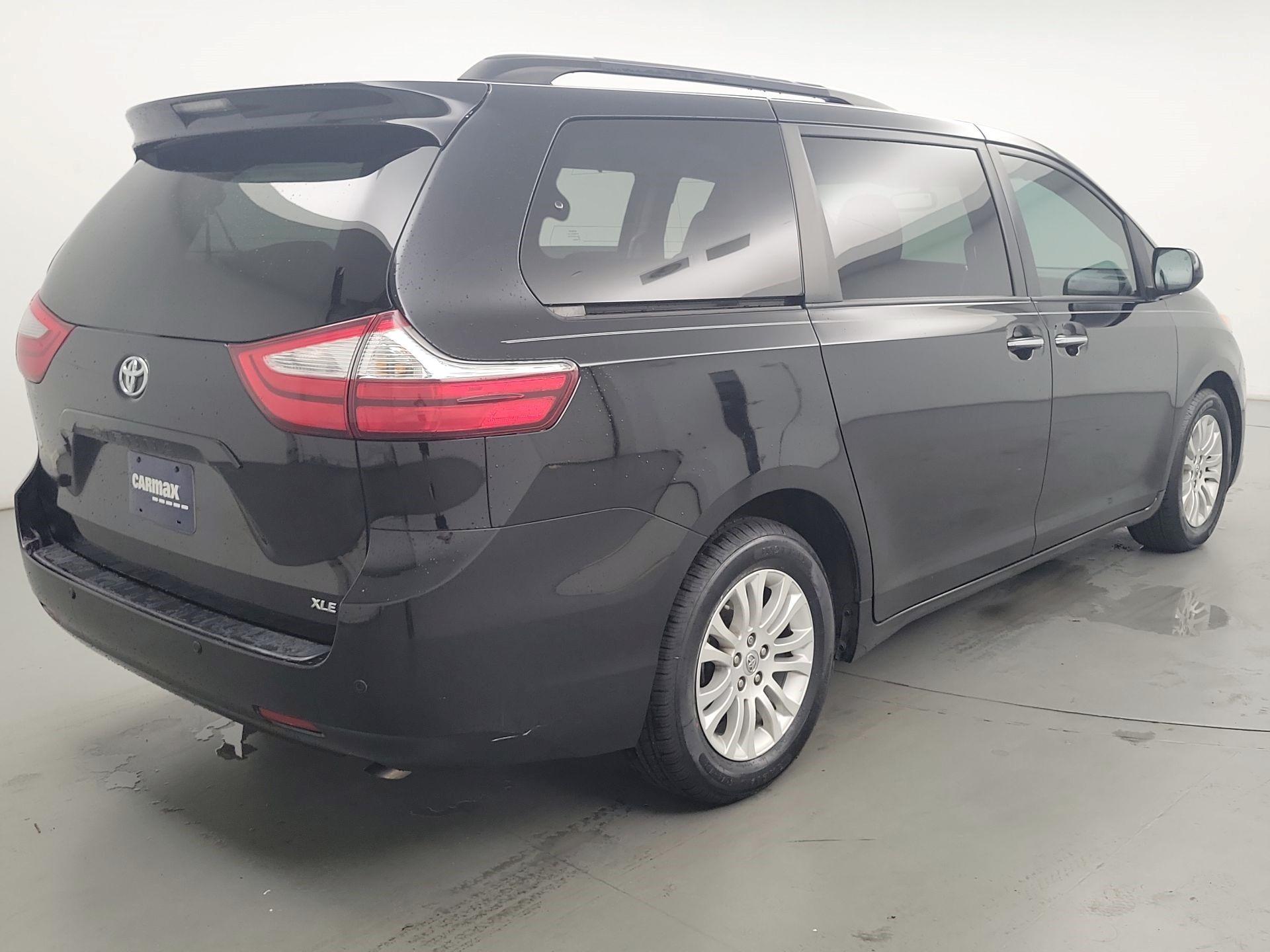 Thumbnail: 2017 Toyota Sienna - 5