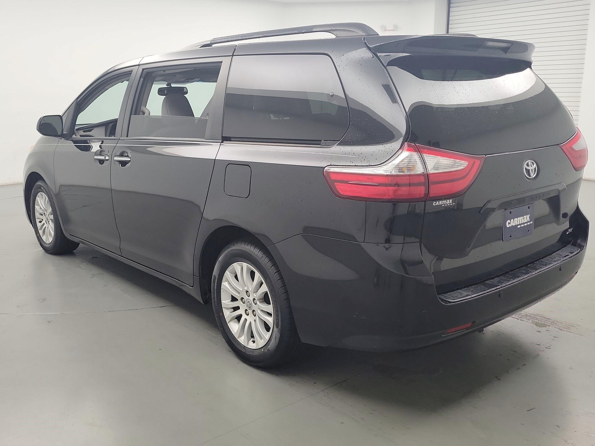 Thumbnail: 2017 Toyota Sienna - 7