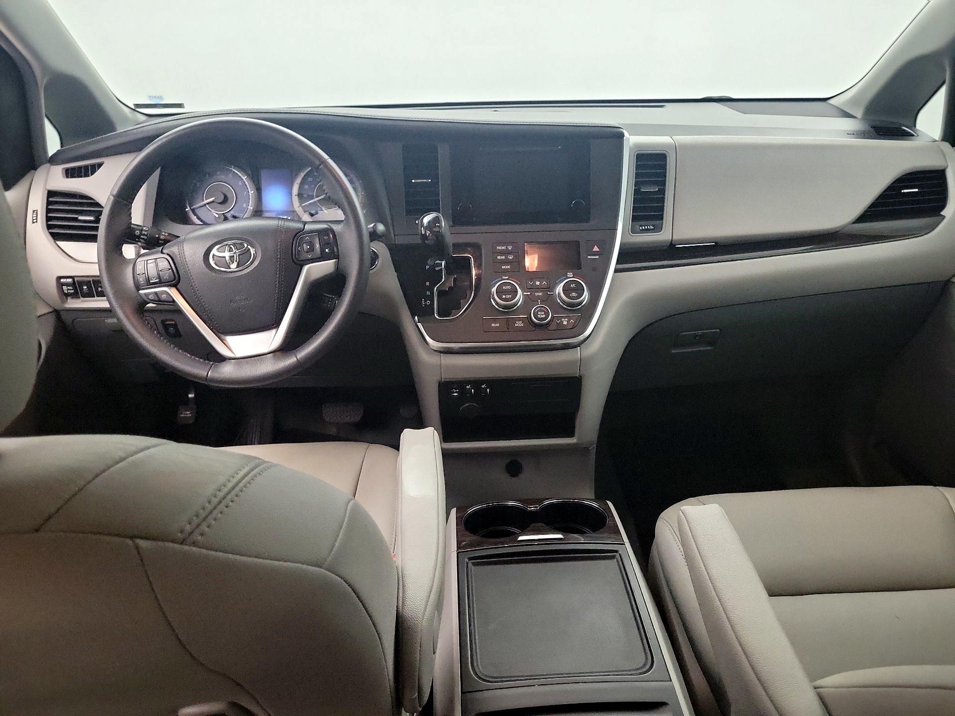 Thumbnail: 2017 Toyota Sienna - 8