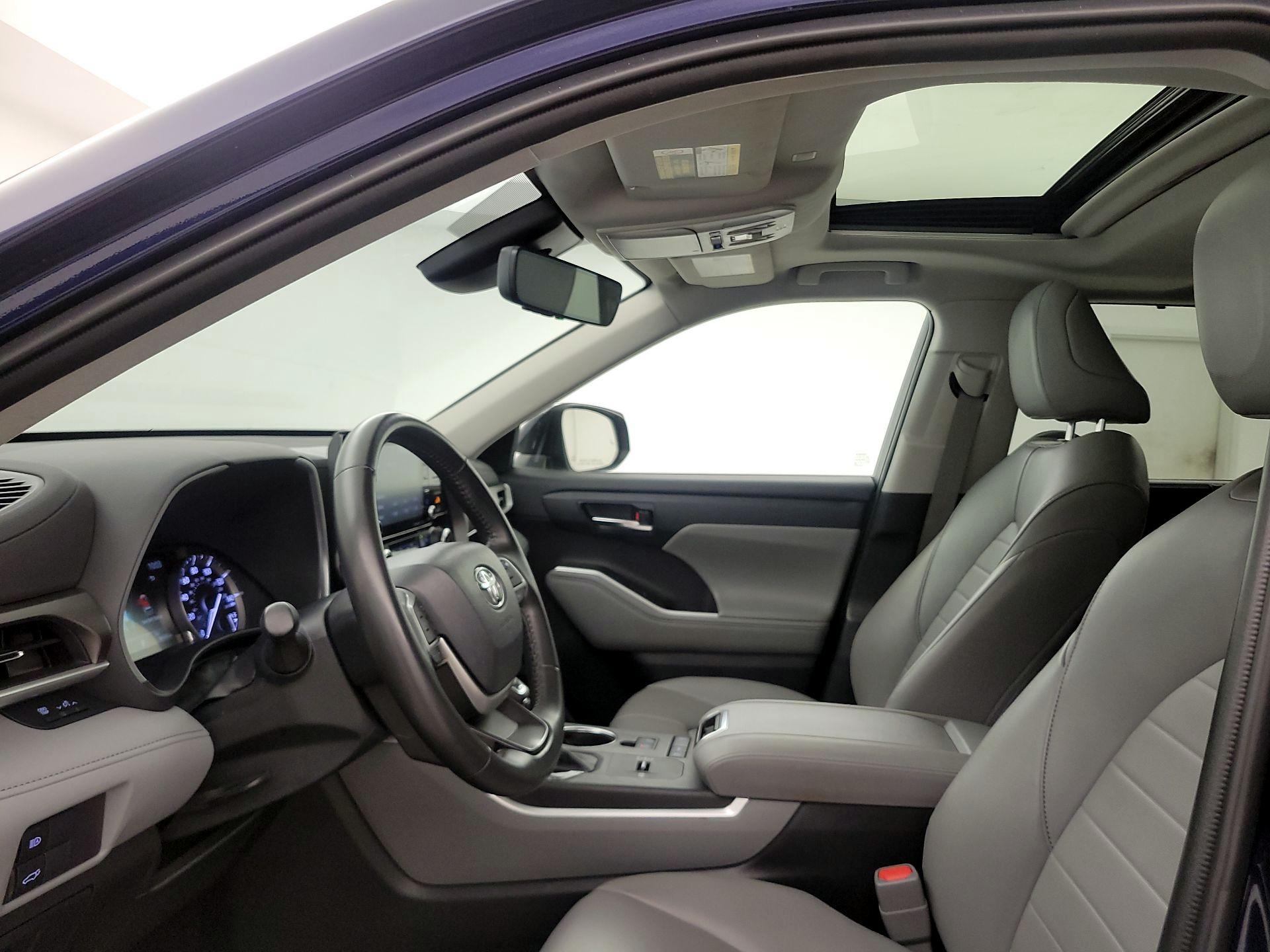 Thumbnail: 2022 Toyota Highlander - 19