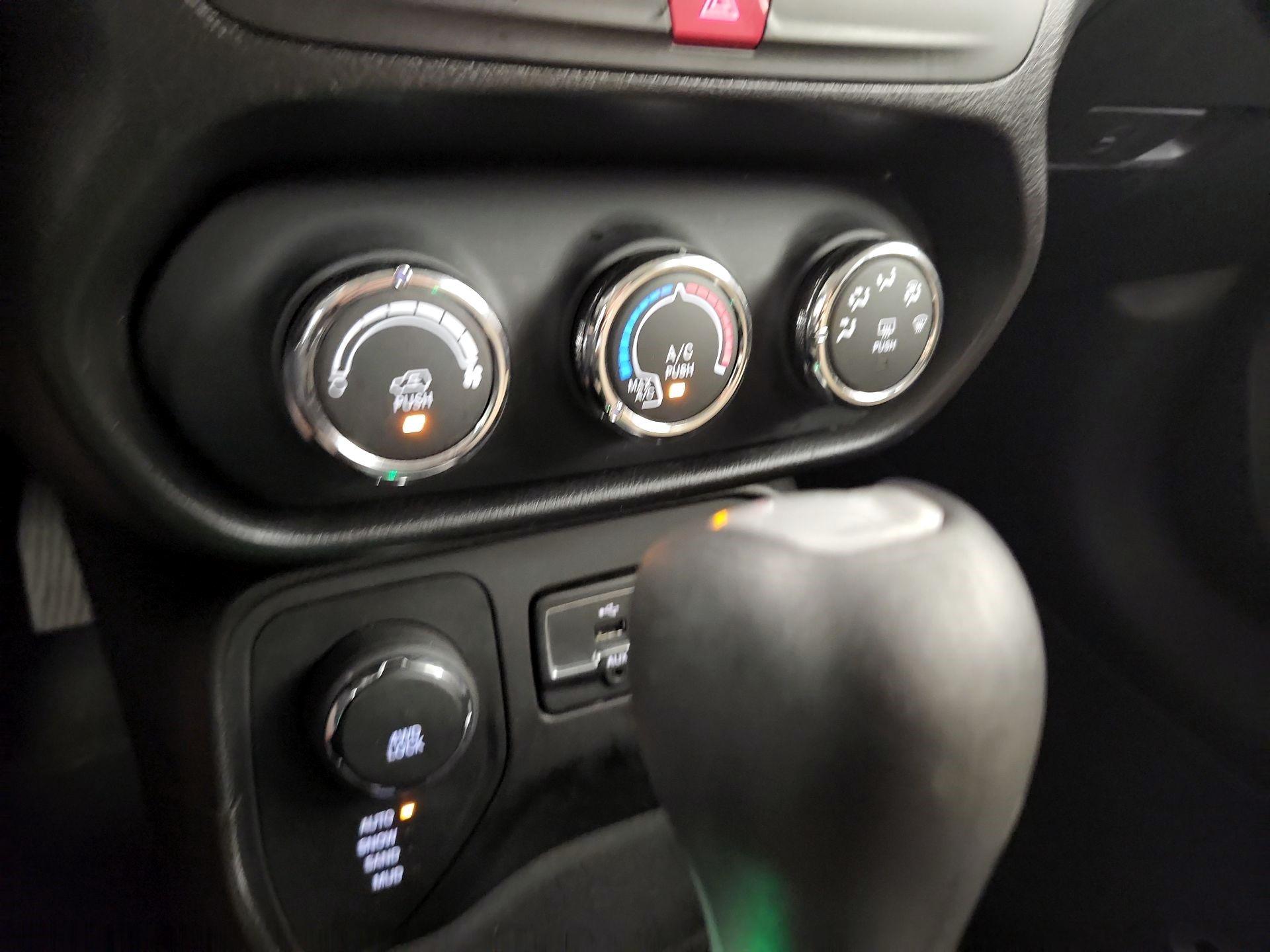Thumbnail: 2017 Jeep Renegade - 13