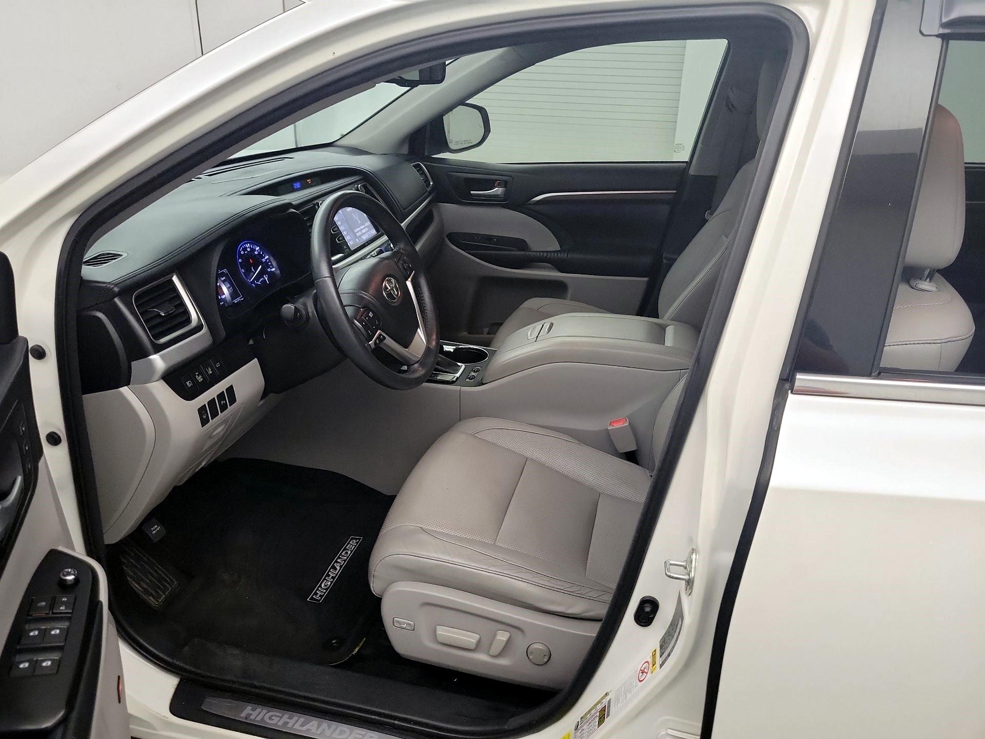 Thumbnail: 2015 Toyota Highlander - 9
