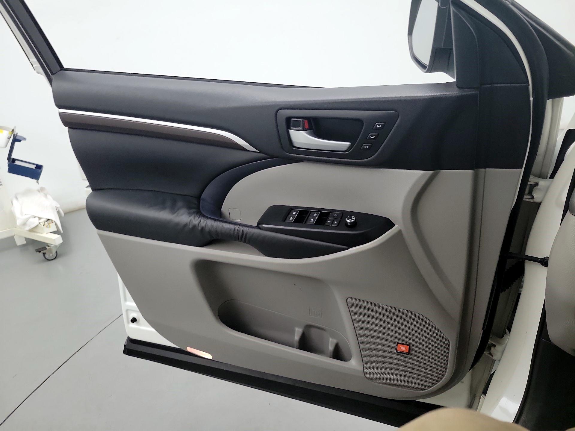 Thumbnail: 2015 Toyota Highlander - 10
