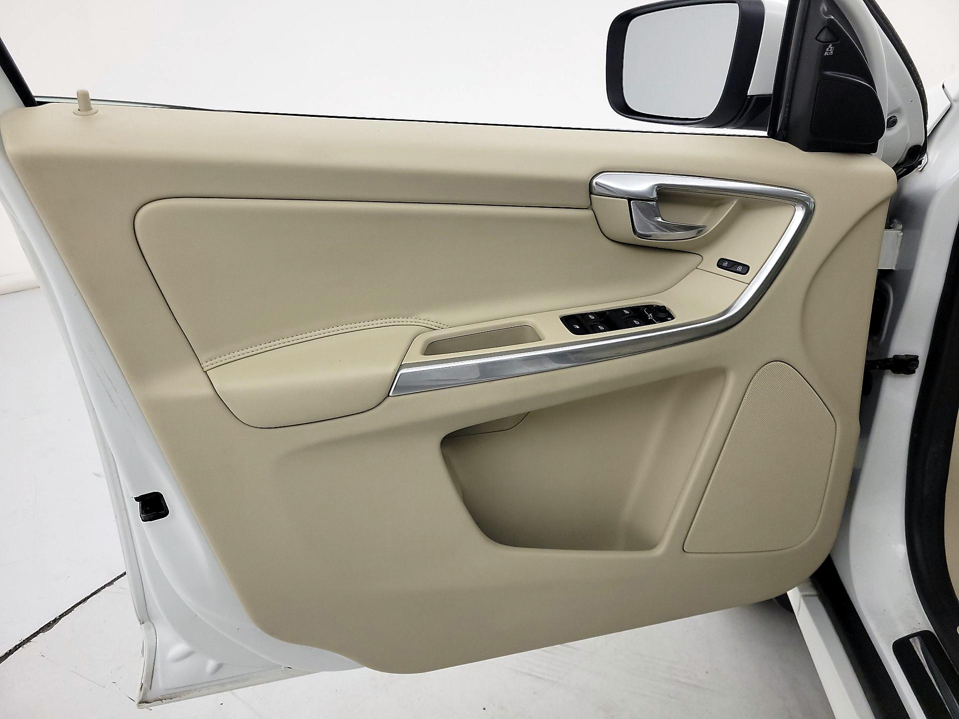 Thumbnail: 2016 Volvo XC60 - 12
